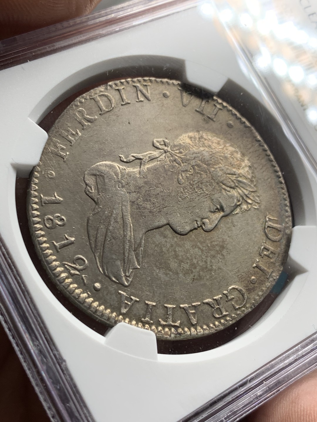 《竞宝斋》第51场-本周日，周一2场连拍（全场不限金额包邮） NGC AUD 墨西哥 1812年 费七 8里亚尔 双柱银币 双面深打 状态很不错