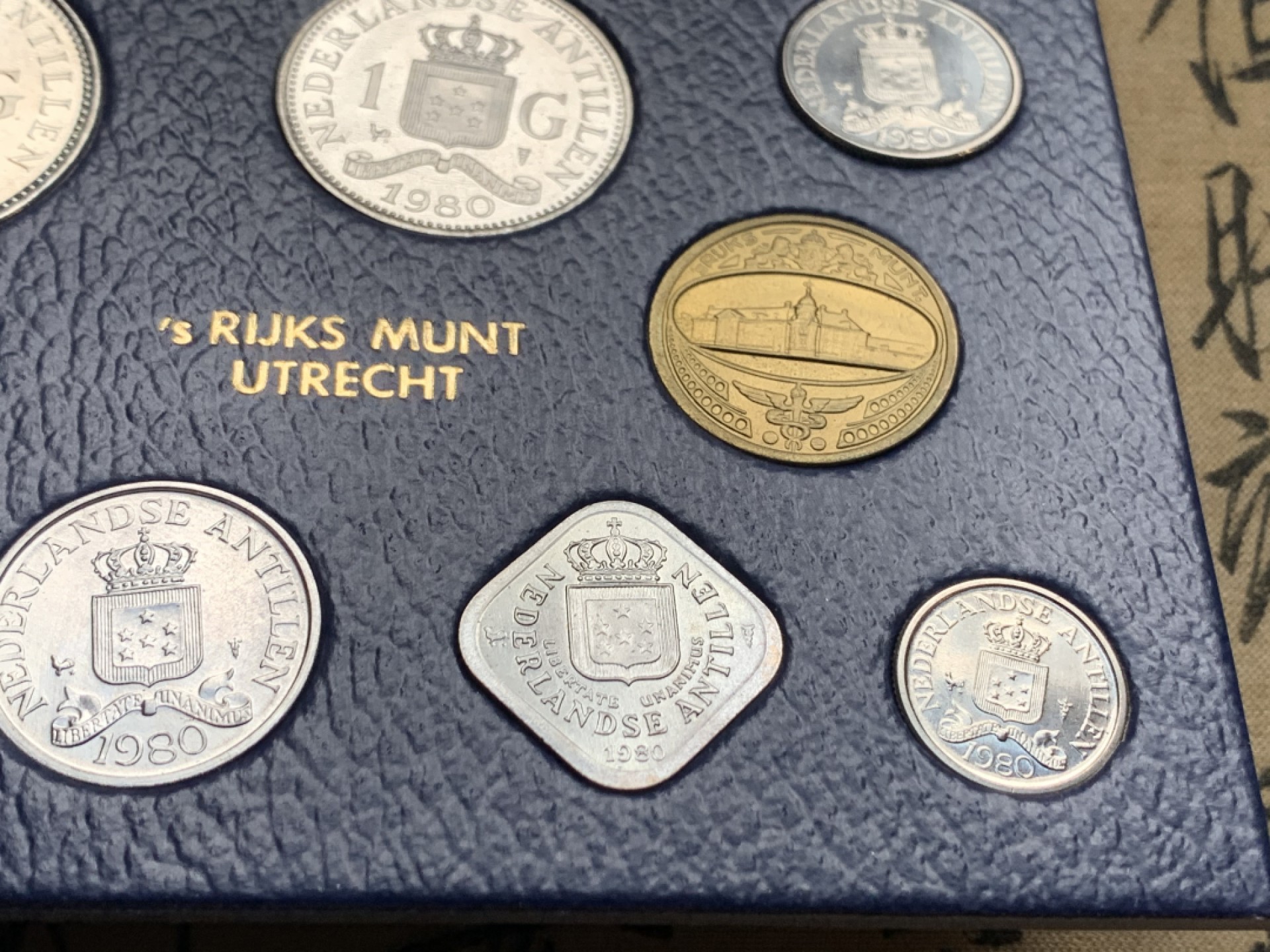 《竞宝斋》第51场-本周日，周一2场连拍（全场不限金额包邮） 荷属安德列斯1980年+1984年清年份官方原装套币各一套UNC-BU 全面值年份一步到位 7枚+7枚 克劳斯编号MS3+MS8