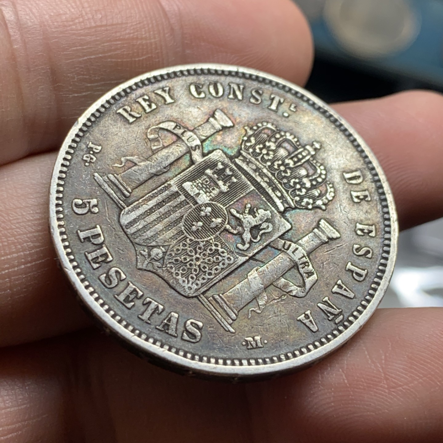 《竞宝斋》第51场-本周日，周一2场连拍（全场不限金额包邮） 西班牙 1891年 阿方索十三世 5比塞塔双柱 五彩包浆 非常漂亮 大银币