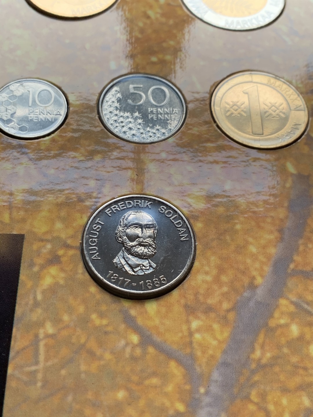 《竞宝斋》第51场-本周日，周一2场连拍（全场不限金额包邮） 芬兰1994年清年份官方原装套币BU 10芬尼-10马克共5枚带章 克劳斯编号MS48