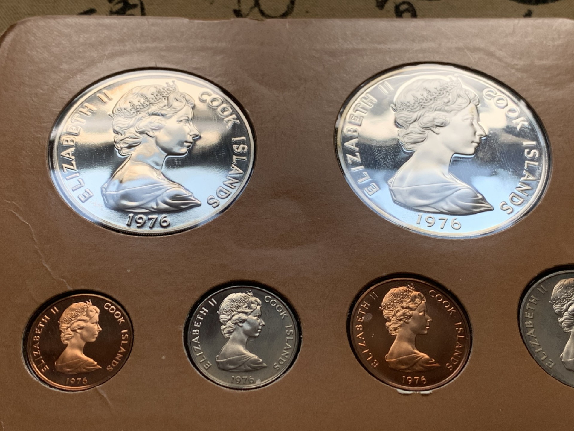 《竞宝斋》第51场-本周日，周一2场连拍（全场不限金额包邮） 原盒证书 库克群岛 1976年 富兰克林造币厂 精制纪念币一8枚 最大枚是银币