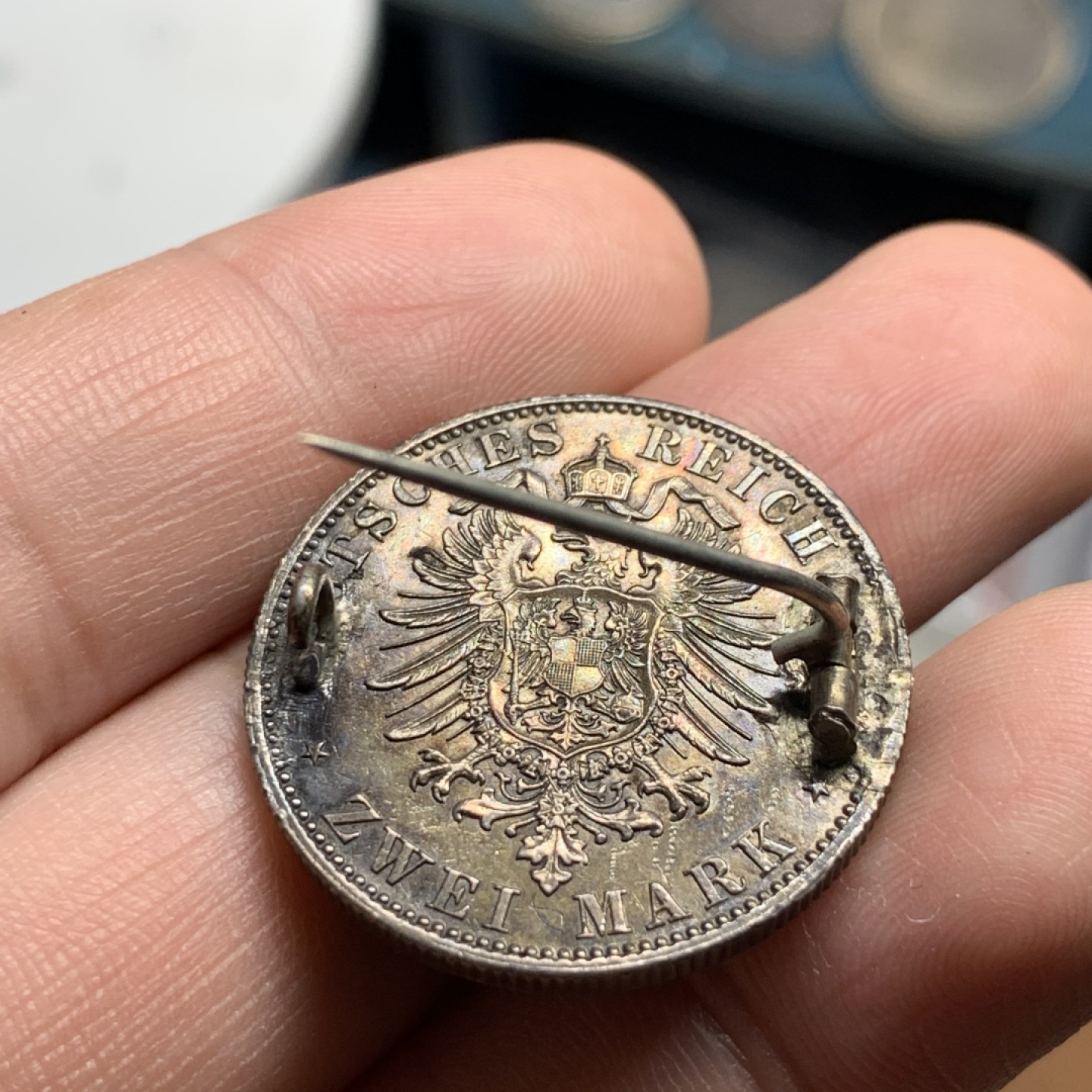 《竞宝斋》第51场-本周日，周一2场连拍（全场不限金额包邮） 德国普鲁士 1888年 三皇之年 2马克 银币 黑包浆 做胸针