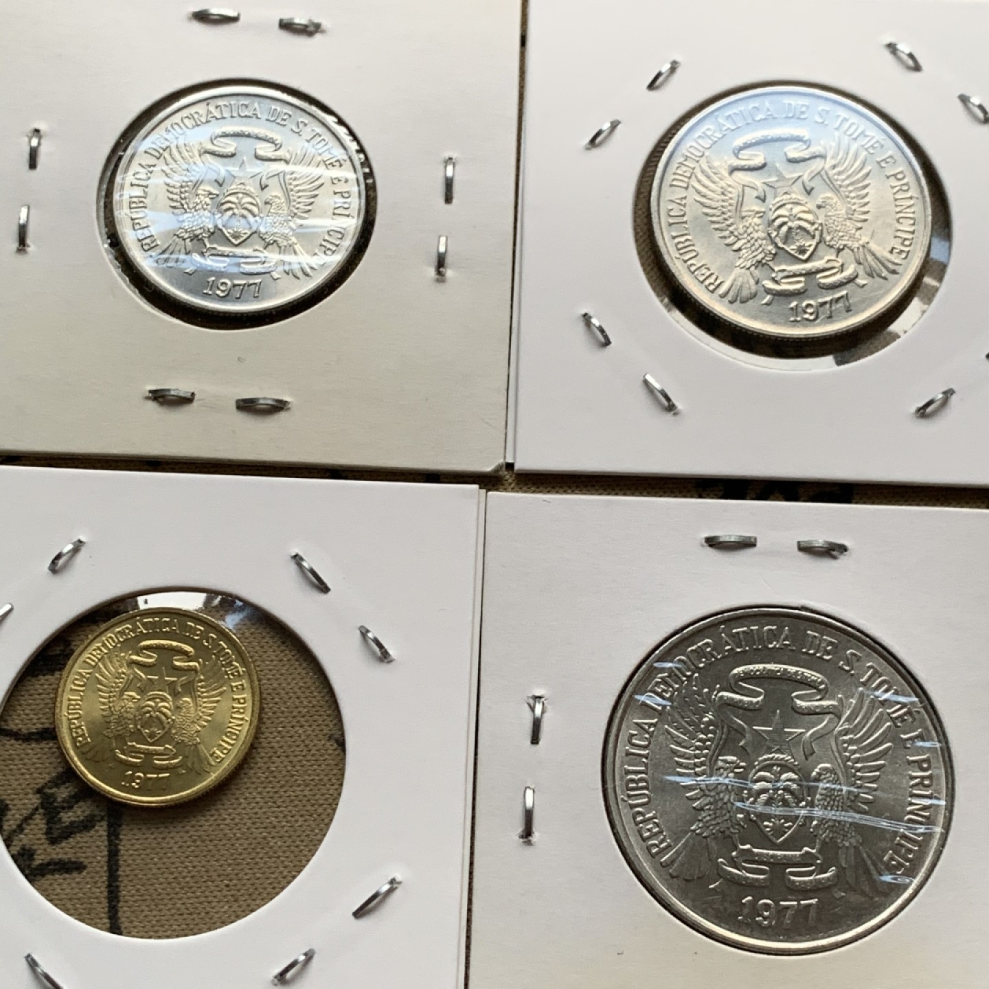 《竞宝斋》第51场-本周日，周一2场连拍（全场不限金额包邮） 圣多美和普林西比1977年全套6枚+1990年FAO全套2枚 铸量少 除1990年50多布拉为AU其他各枚均暴光BU