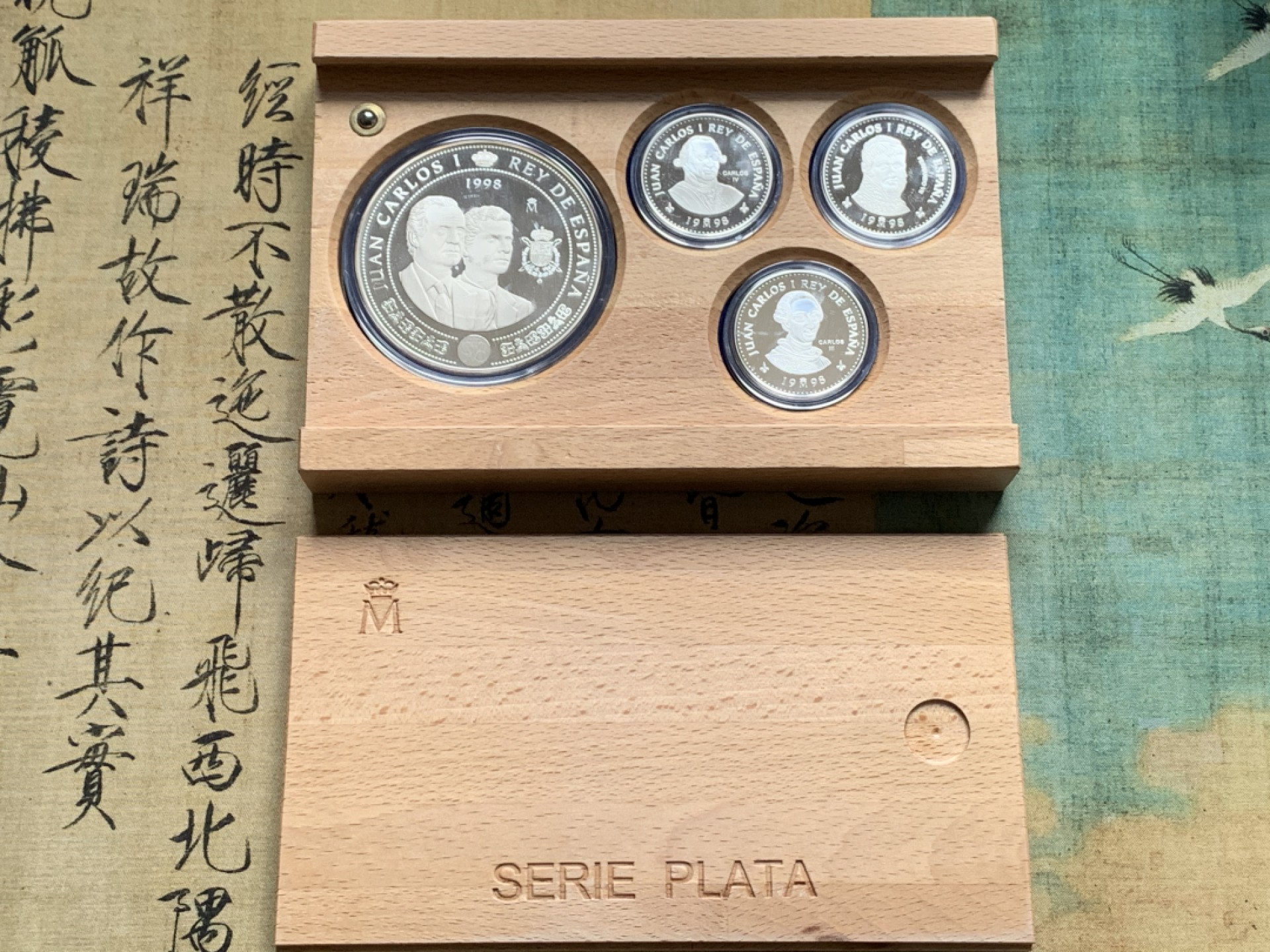 《竞宝斋》第52场-本周日，周一2场连拍（全场不限金额包邮） 原木盒装 西班牙 1999年 波旁王朝全家福 一组四枚2000和10000比塞塔银币 