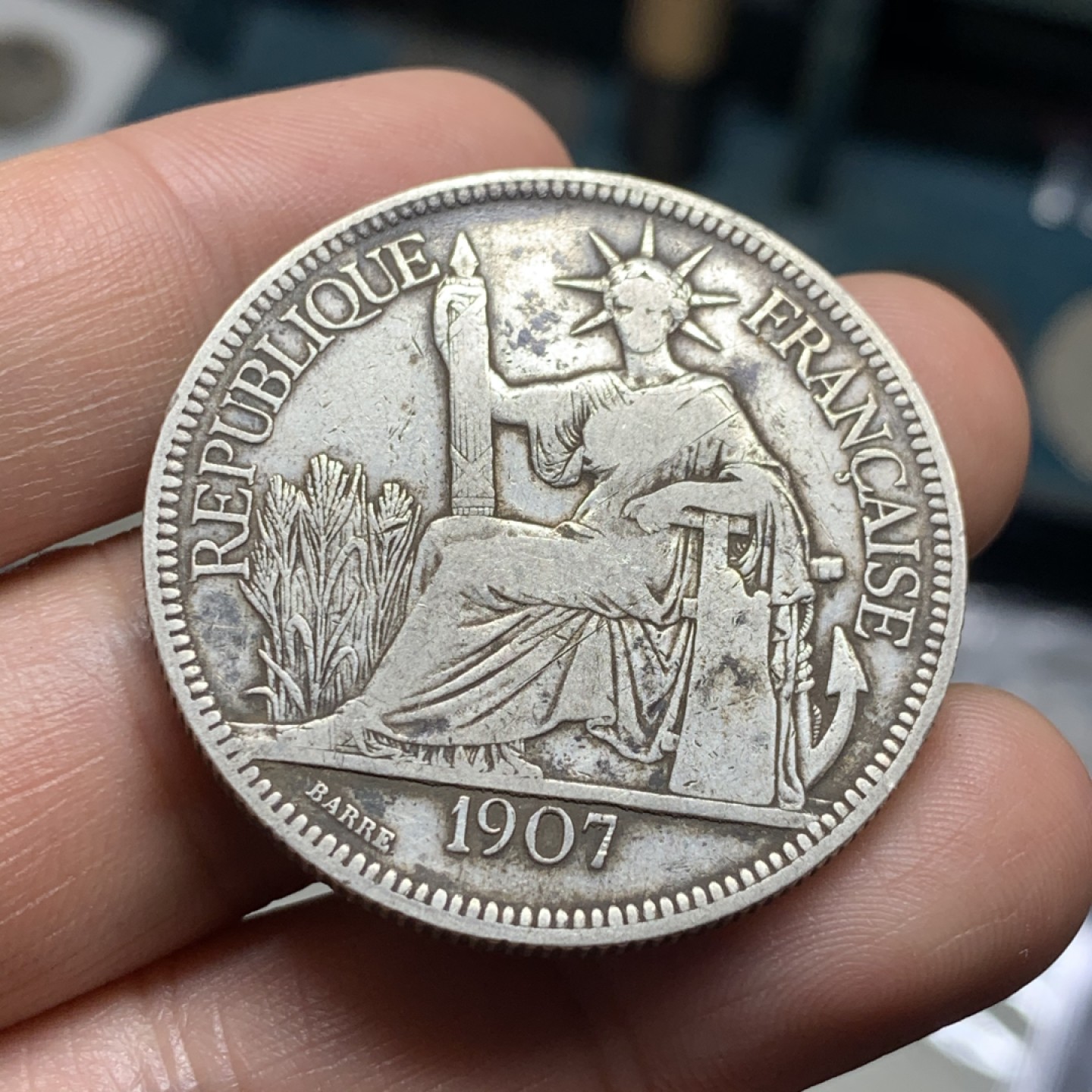 《竞宝斋》第52场-本周日，周一2场连拍（全场不限金额包邮） 法属印度支那1907年1皮阿斯特坐洋银币 原味包浆