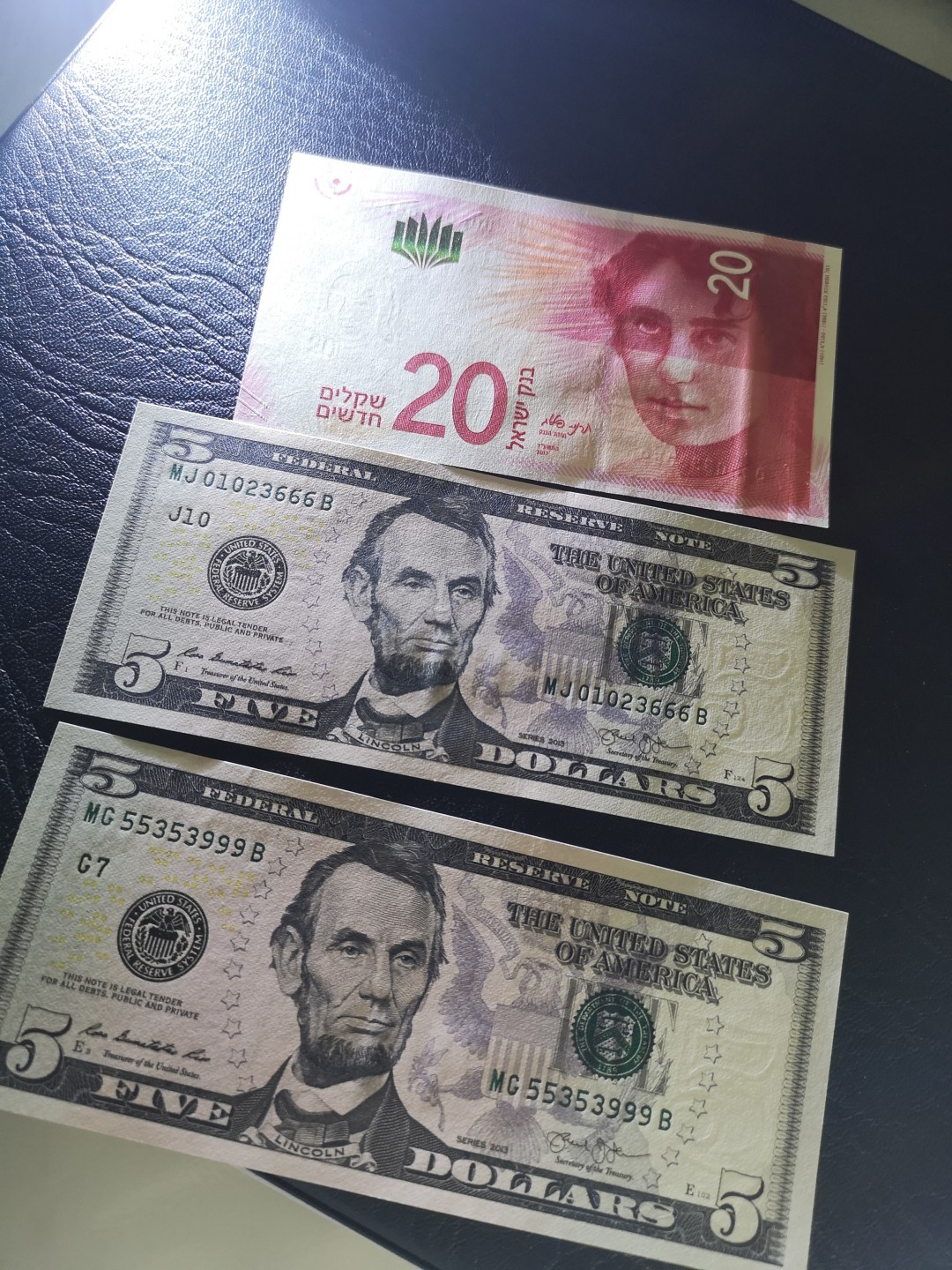 外钞收藏家》第一百七十六期拍卖 5美元两张豹子号加以色列20 三张一起 全新UNC