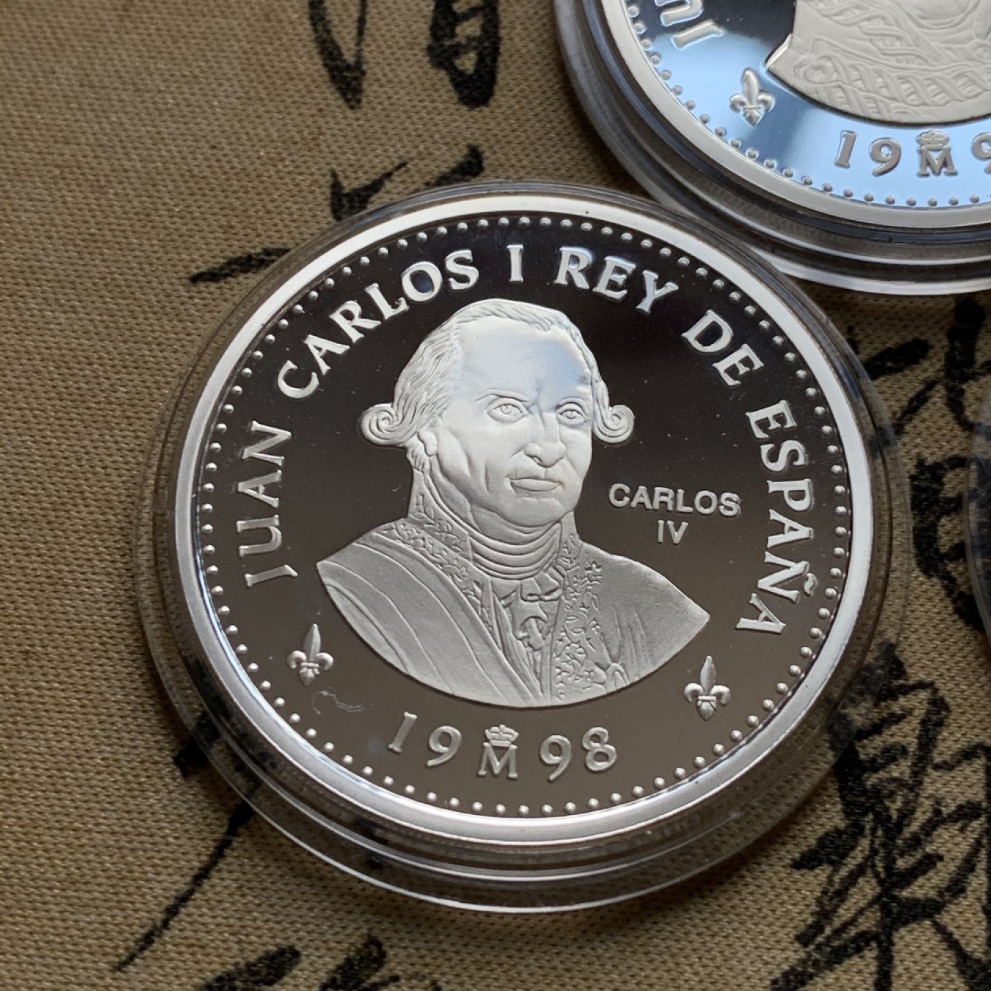 《竞宝斋》第52场-本周日，周一2场连拍（全场不限金额包邮） 原木盒装 西班牙 1999年 波旁王朝全家福 一组四枚2000和10000比塞塔银币 