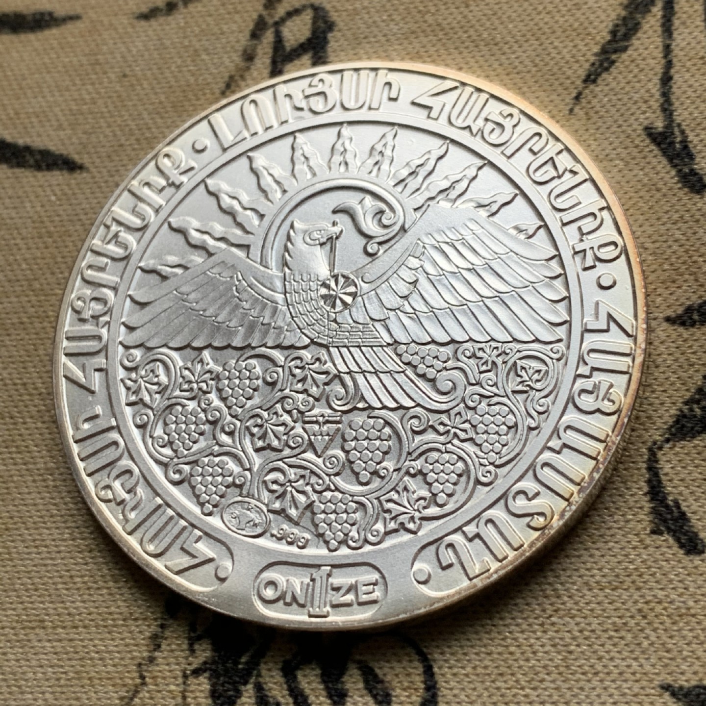 《竞宝斋》第52场-本周日，周一2场连拍（全场不限金额包邮） BU级 稀少亚美尼亚1988年大地震纪念1盎司999银大银章 德国代铸10000枚 发行时每枚抽出10马克救助地震灾民 现代亚美尼亚历史上第一枚硬币 设计极其华丽精美 建筑面用凌乱的钟摆表达地震 另一面烈日下丰收的果实中雄鹰展翅 象征国家必将重获新生 