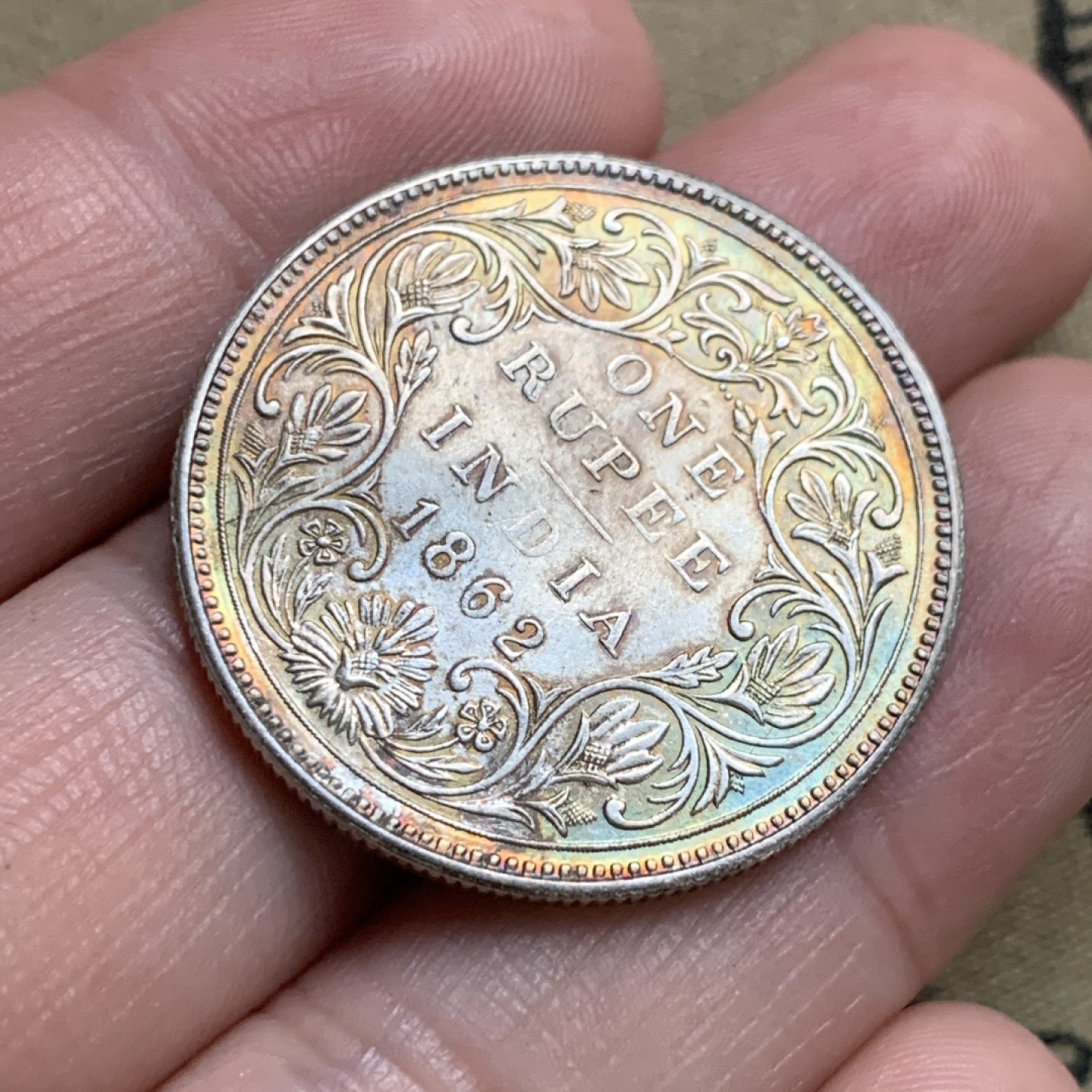 《竞宝斋》第52场-本周日，周一2场连拍（全场不限金额包邮） 好品 英国 1862年 1卢比 维多利亚印度卢比女王版 银币 人像细节完美 五彩包浆 原味未下水