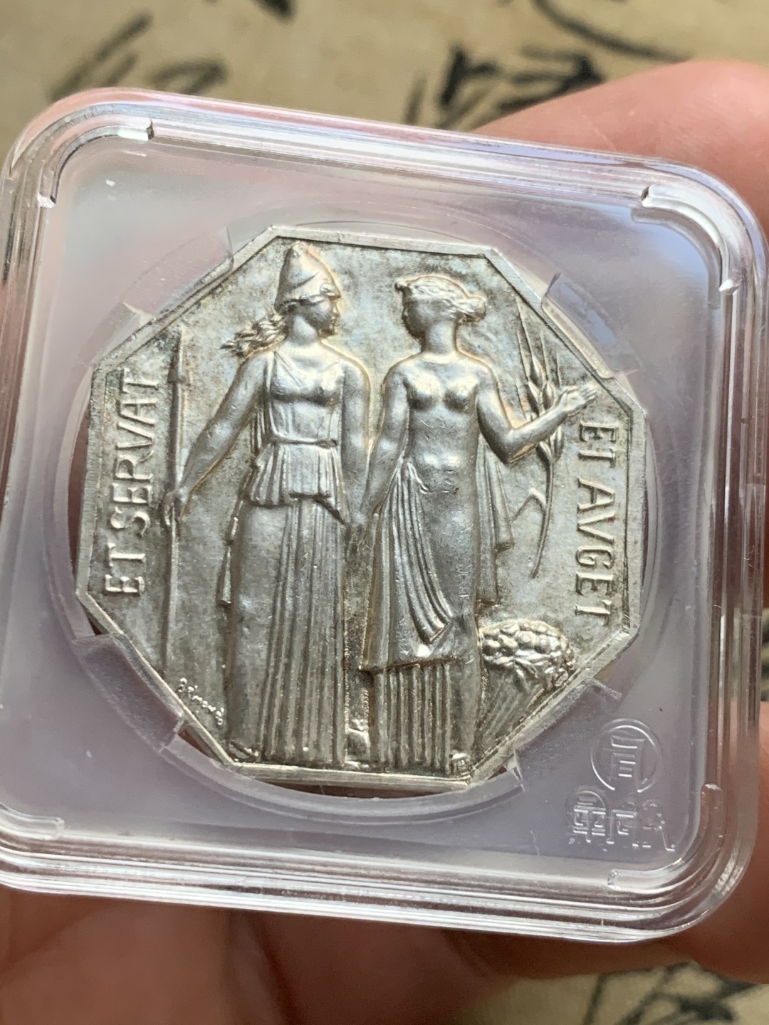 《竞宝斋》第52场-本周日，周一2场连拍（全场不限金额包邮） 1967法国巴黎股票经纪人公司八角银章。   重量：20.1克。   边铭：丰饶角➕1。    转光品相～淡彩包浆～