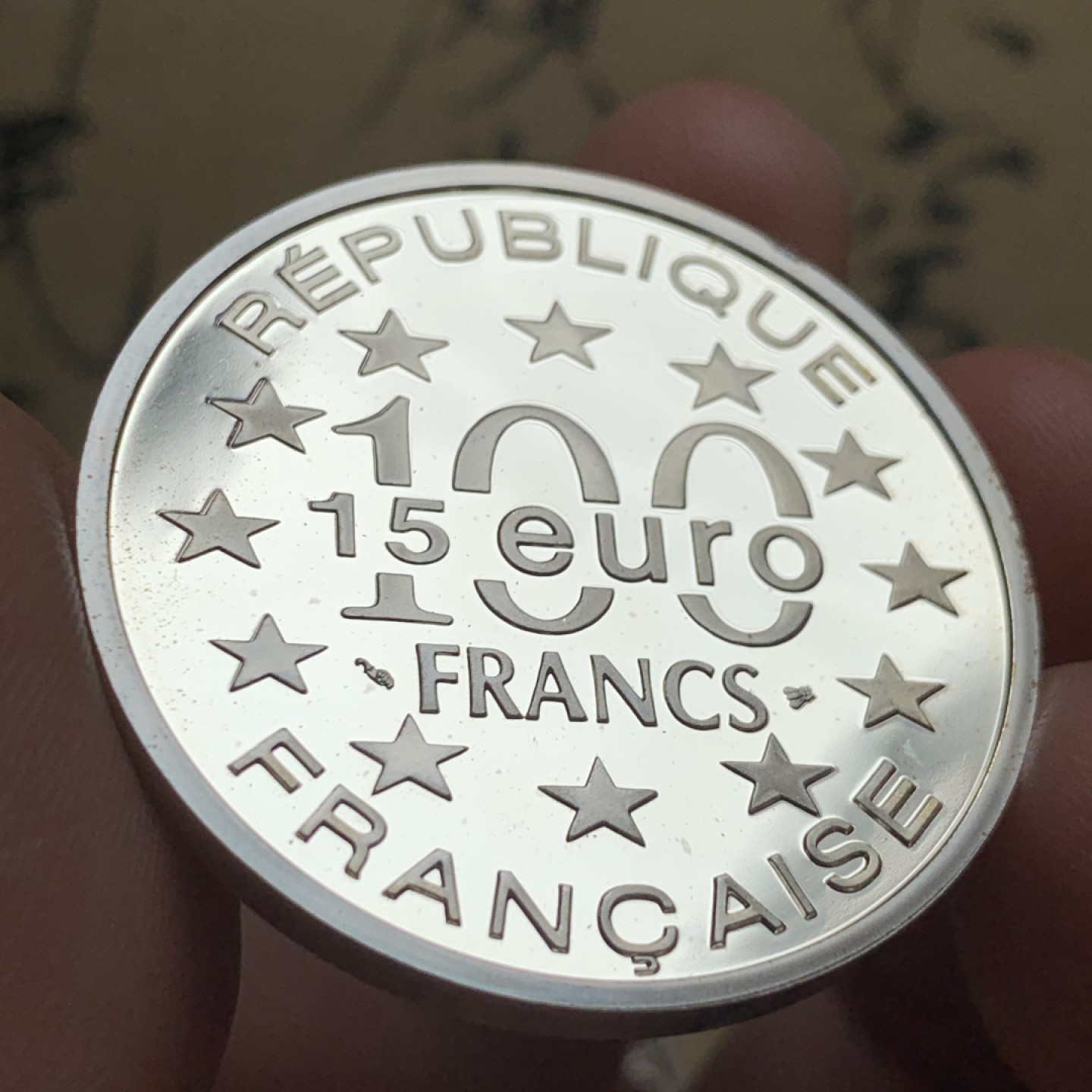 《竞宝斋》第52场-本周日，周一2场连拍（全场不限金额包邮） PF级 【钱币上的旅行】法国1997年15欧元（100法郎）双面值纪念银币 背面图案为爱尔兰凯袖宫（明斯特王朝的王宫）因其对凯尔特艺术卓越收藏品及其独特的中世纪建筑风格而享誉欧洲