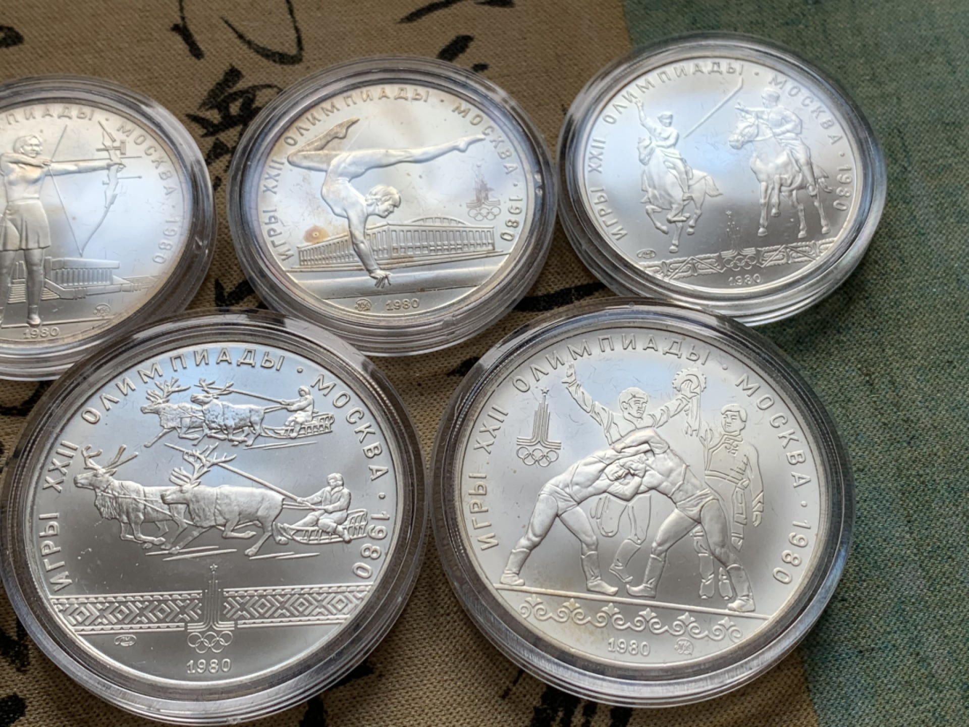 《竞宝斋》第52场-本周日，周一2场连拍（全场不限金额包邮） 原盒 苏联奥运 1980年 一组 3大 4小 银币一盒总重量 166.58克