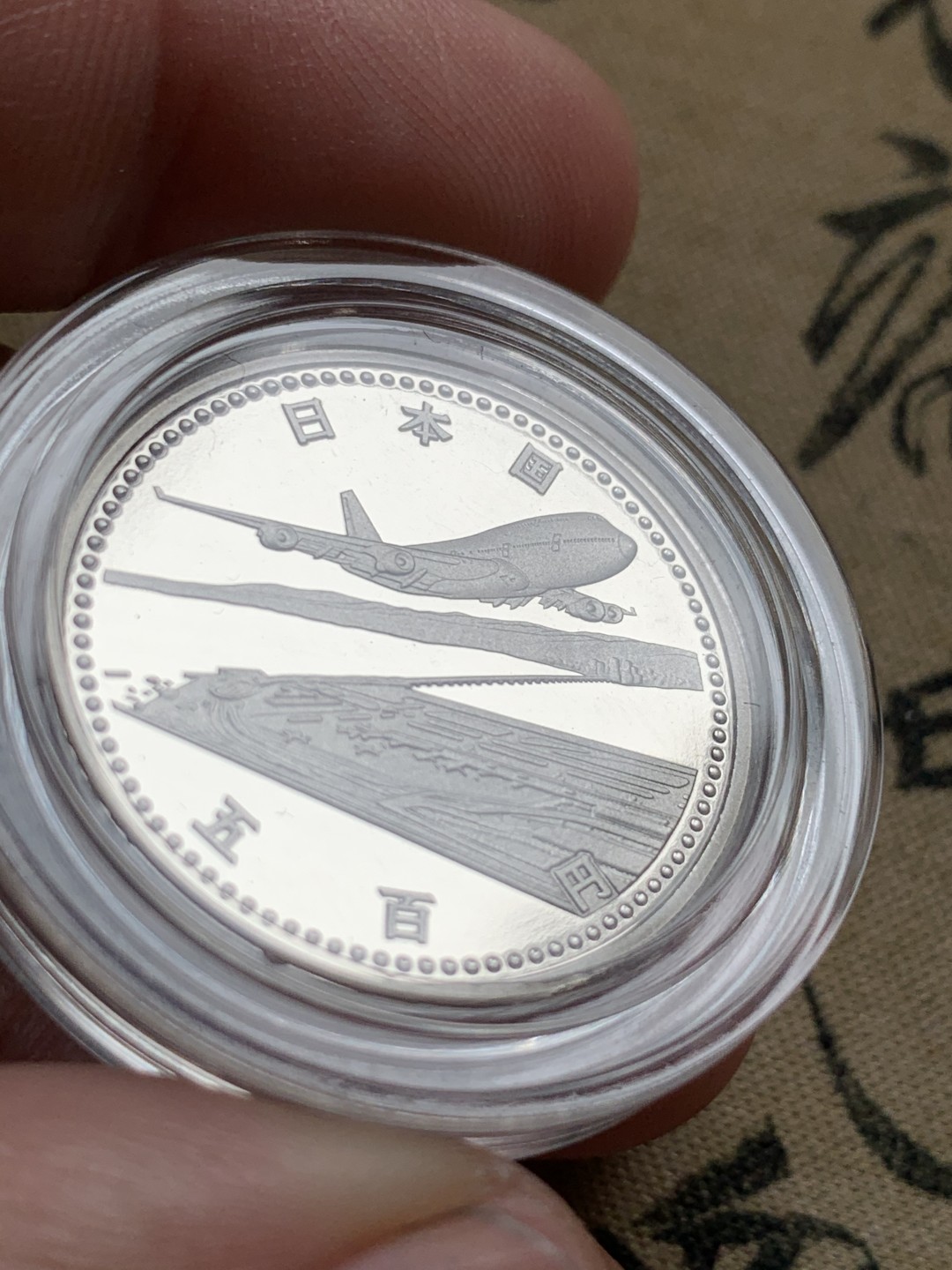 《竞宝斋》第52场-本周日，周一2场连拍（全场不限金额包邮） 原盒证齐全品 日本关西国际空港开港纪念 500日元精制纪念币  造币局说明书还在 少见