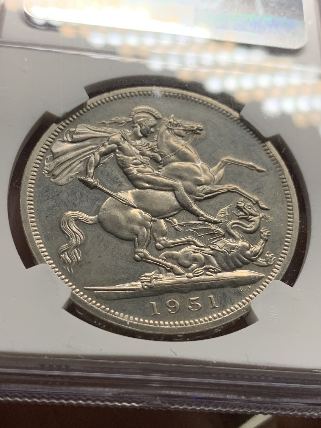 《竞宝斋》第52场-本周日，周一2场连拍（全场不限金额包邮） 英国1951年乔治六世一克朗镍马剑银币 NGC PL63