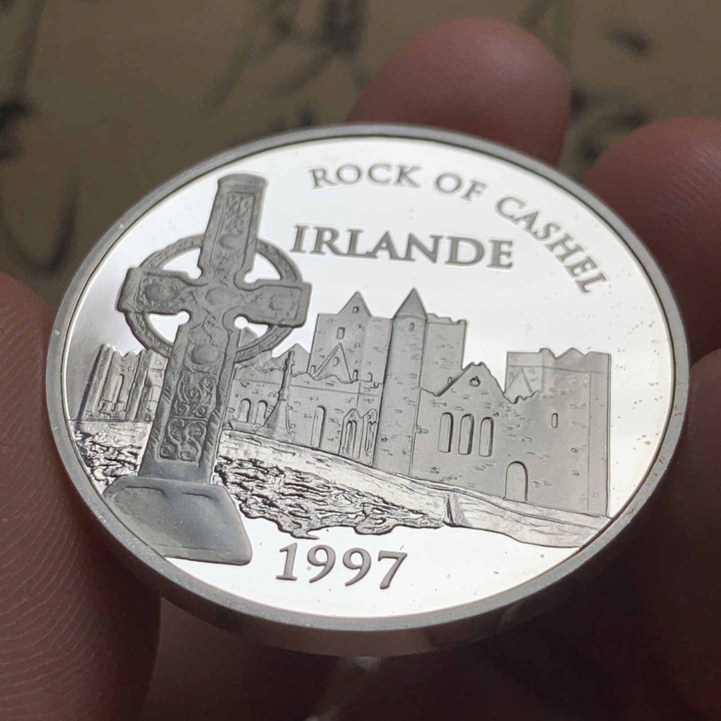 《竞宝斋》第52场-本周日，周一2场连拍（全场不限金额包邮） PF级 【钱币上的旅行】法国1997年15欧元（100法郎）双面值纪念银币 背面图案为爱尔兰凯袖宫（明斯特王朝的王宫）因其对凯尔特艺术卓越收藏品及其独特的中世纪建筑风格而享誉欧洲
