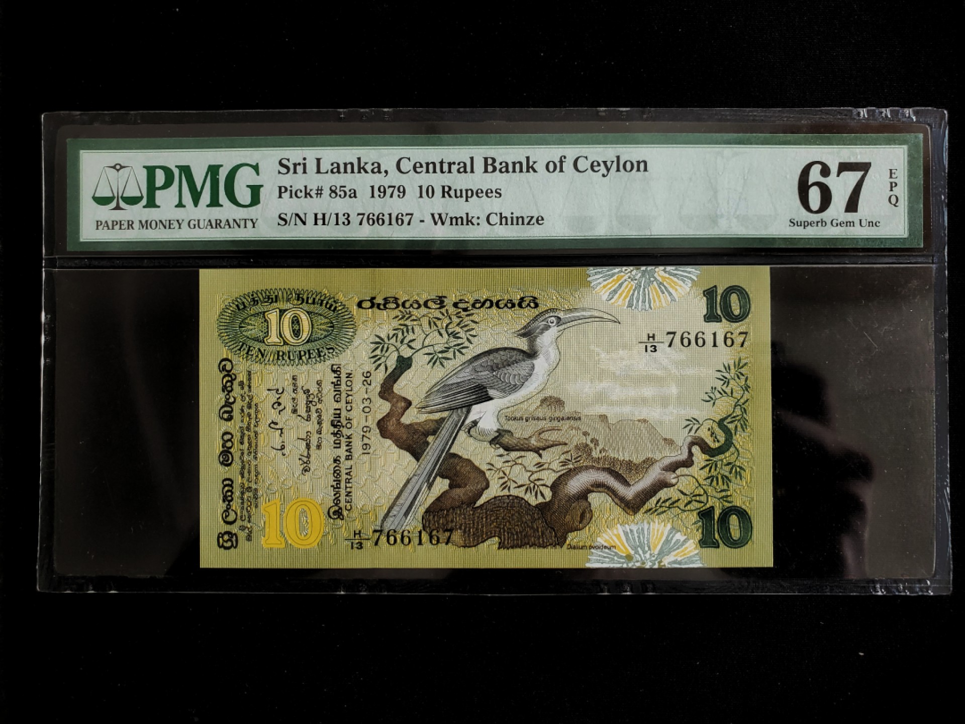 外钞收藏家》第一百七十六期拍卖 斯里兰卡10卢比 经典花鸟钞代表 全套里只有10和100是满背荧光 最高性价比 地区潮湿高分难出 该张67分绝品品相