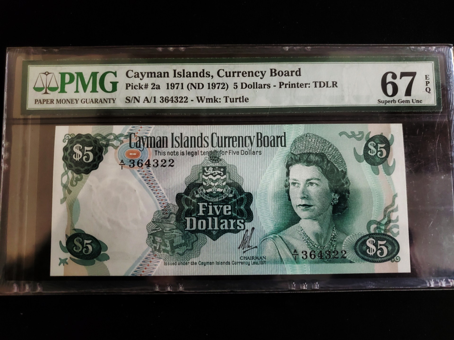 外钞收藏家》第一百七十六期拍卖 大冠女王 开曼群岛5镑A1首发冠  海龟水印 背面海岛风景优美 色彩迷人 高分67分
