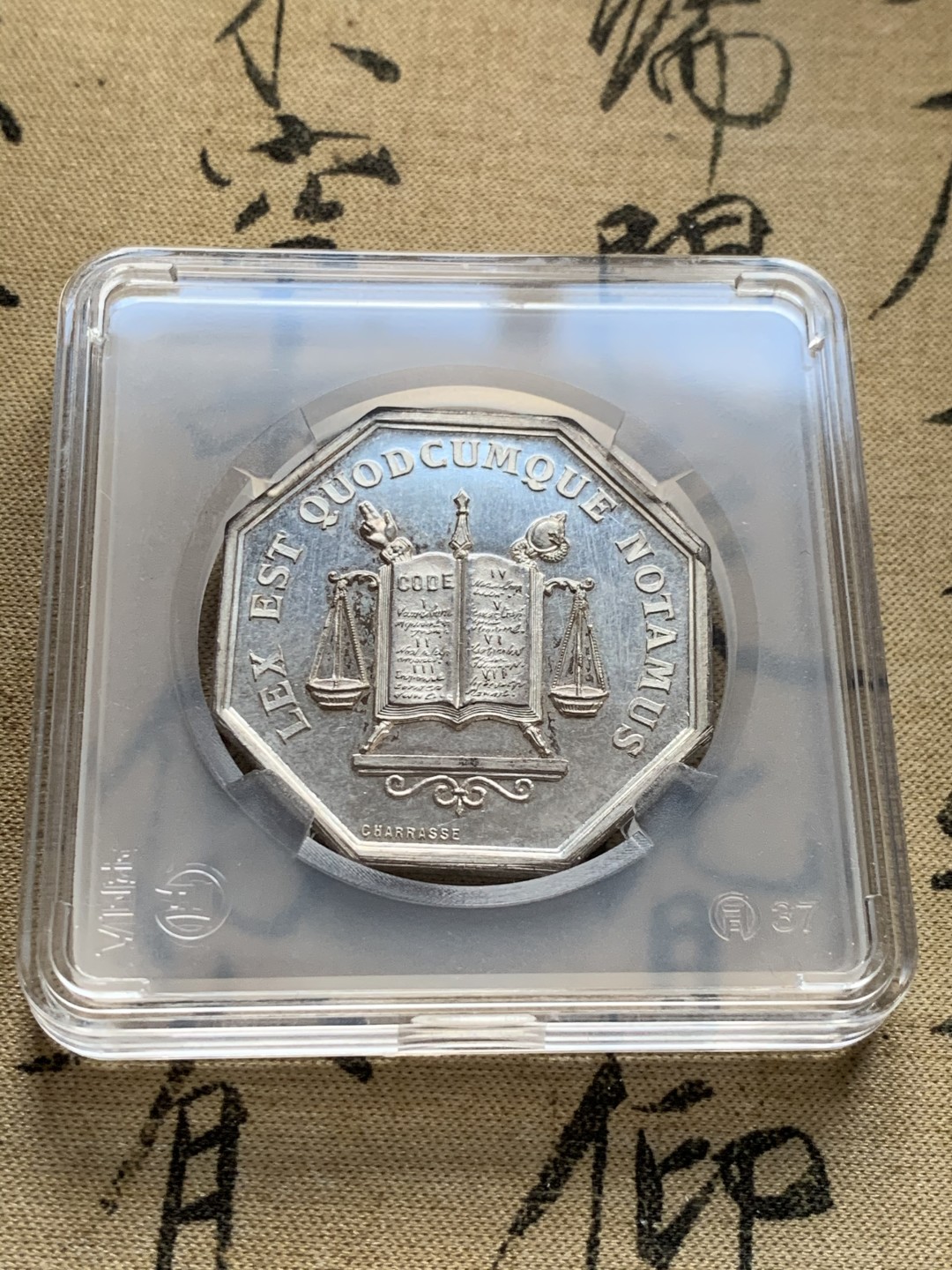 《竞宝斋》第52场-本周日，周一2场连拍（全场不限金额包邮） 十九世纪法国布尔日公证人协会八角银章。   重量：19.2克。   边铭：丰饶角➕银标