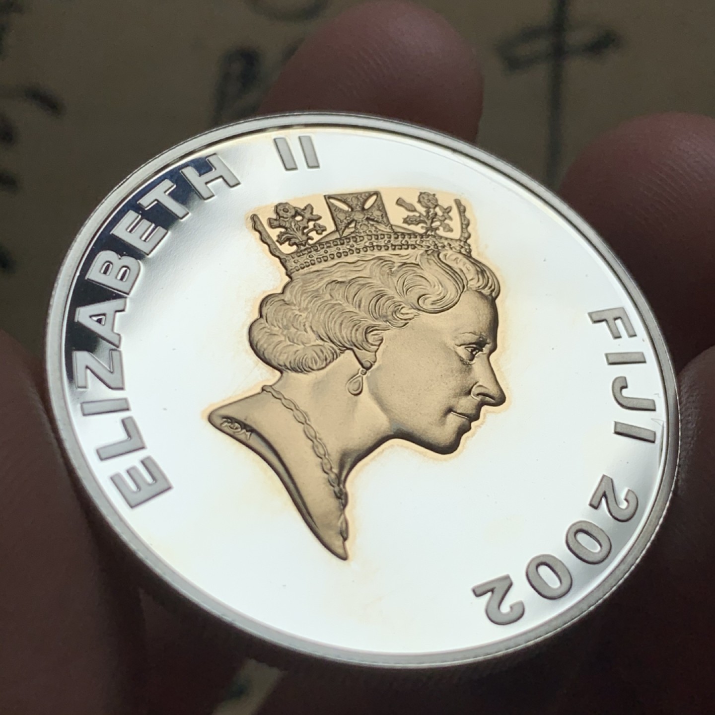 《竞宝斋》第52场-本周日，周一2场连拍（全场不限金额包邮） PF级 斐济 2002年克朗型10元镀金银币 英国皇家铸币厂铸造 纪念1953年6月2日英女王于西敏寺登基加冕典礼 英系题材 典藏佳品