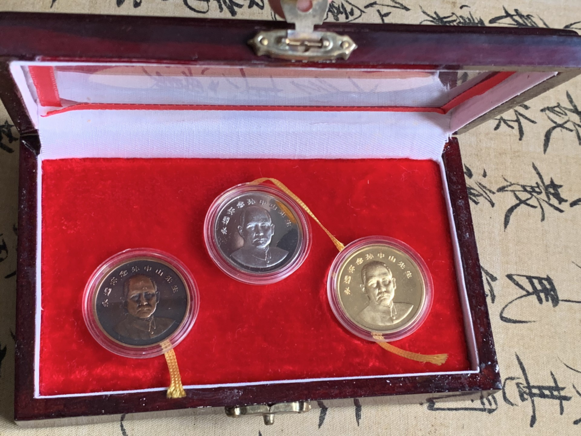 《竞宝斋》第52场-本周日，周一2场连拍（全场不限金额包邮） 早期茶舍水牌+早期上海造币厂孙中山先生镀金、镀银、铜质纪念章三枚 带原装木盒、古香古色包装硬纸盒(纸盒有轻微裂痕，不影响收藏品相）