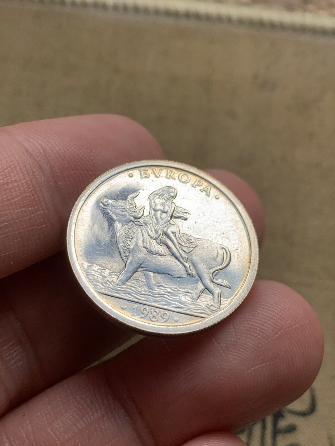 《竞宝斋》第52场-本周日，周一2场连拍（全场不限金额包邮） 原盒证书 西班牙1989年 骑牛 1埃古 6.72克 银币