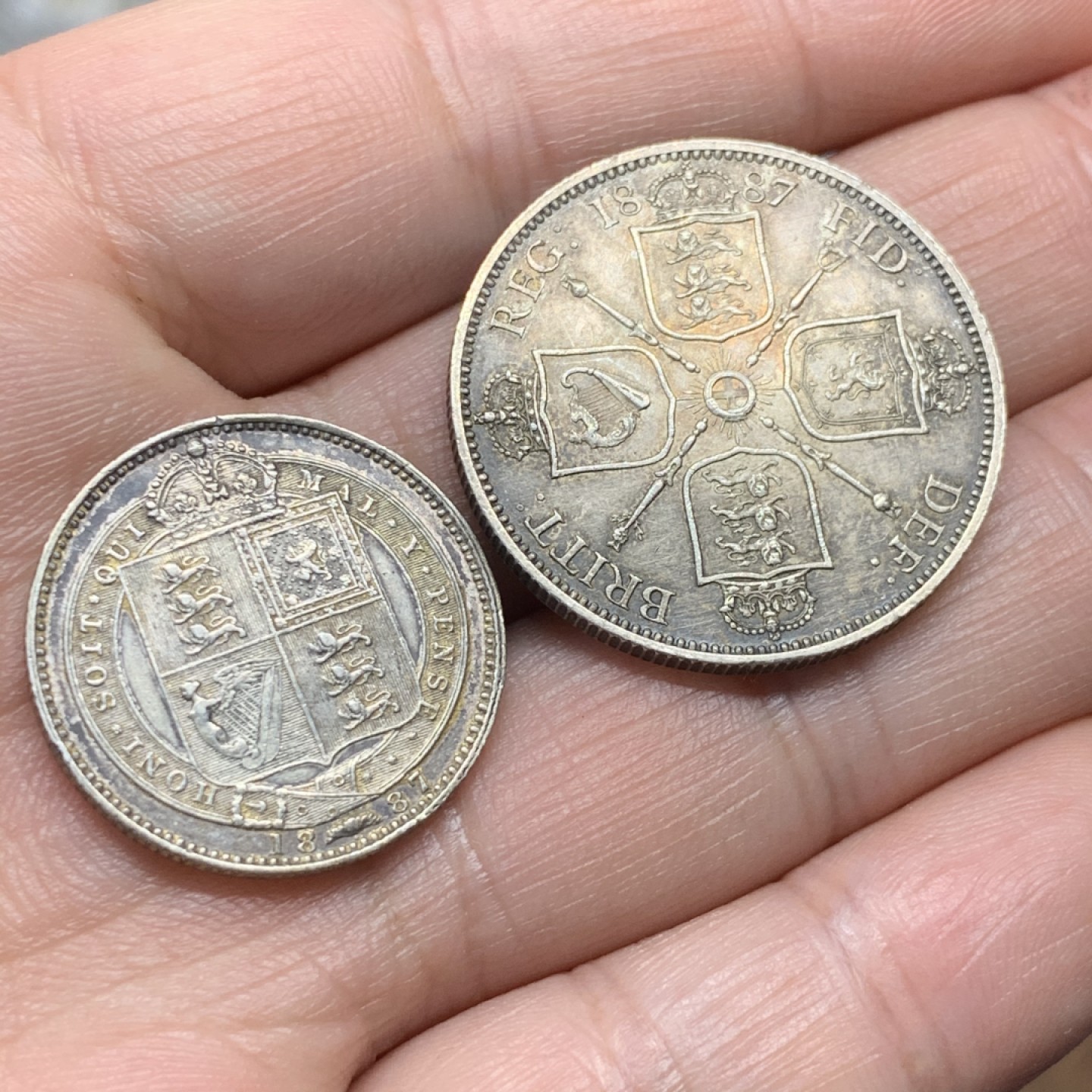 《竞宝斋》第52场-本周日，周一2场连拍（全场不限金额包邮） 英国1887年维多利亚女王老包浆一弗洛林 一先令银币一对