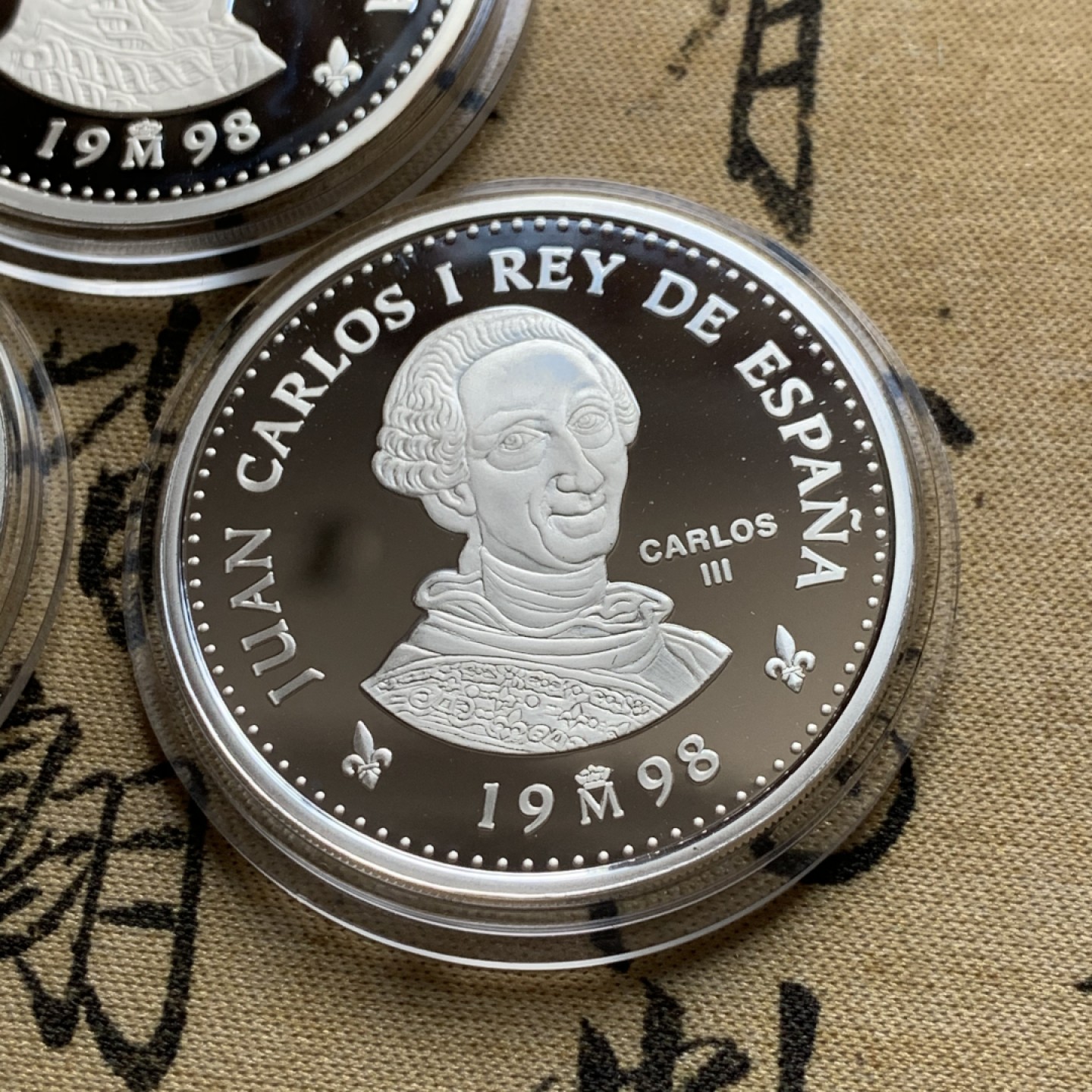 《竞宝斋》第52场-本周日，周一2场连拍（全场不限金额包邮） 原木盒装 西班牙 1999年 波旁王朝全家福 一组四枚2000和10000比塞塔银币 