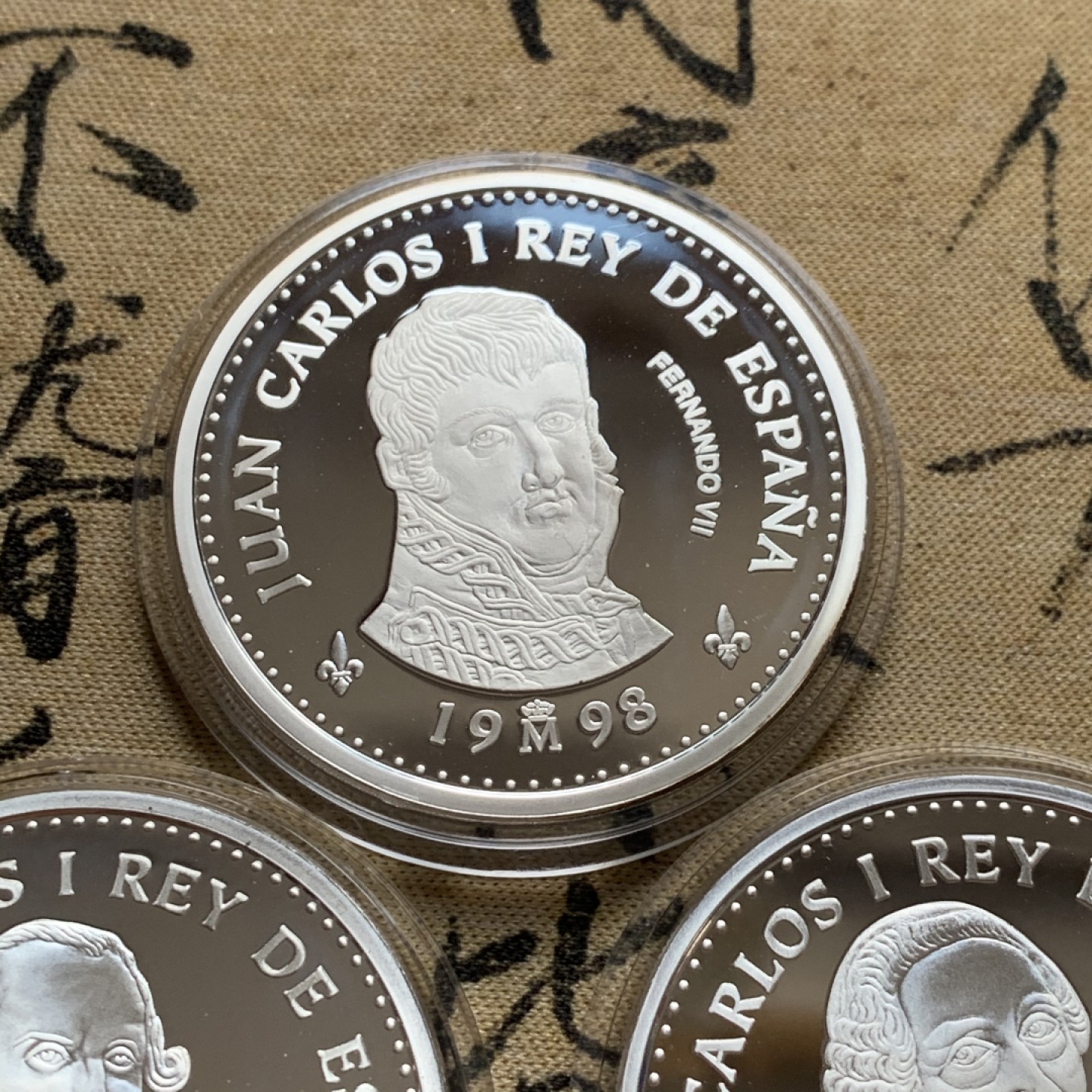 《竞宝斋》第52场-本周日，周一2场连拍（全场不限金额包邮） 原木盒装 西班牙 1999年 波旁王朝全家福 一组四枚2000和10000比塞塔银币 