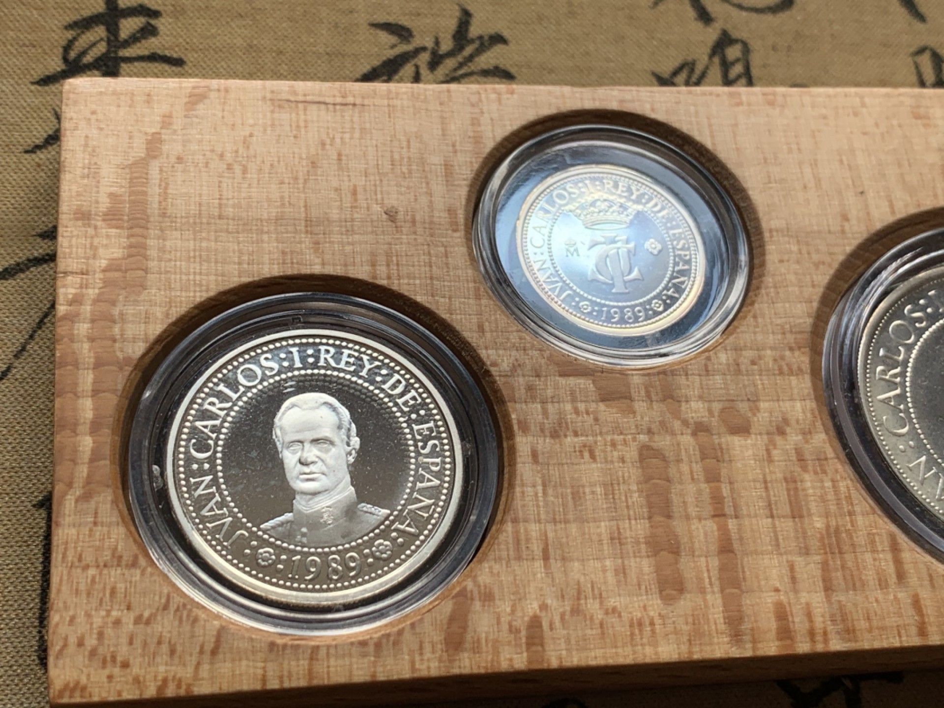 《竞宝斋》第52场-本周日，周一2场连拍（全场不限金额包邮） 原木盒证书 西班牙 1989年 五百周年纪念 5枚套装 精制银币