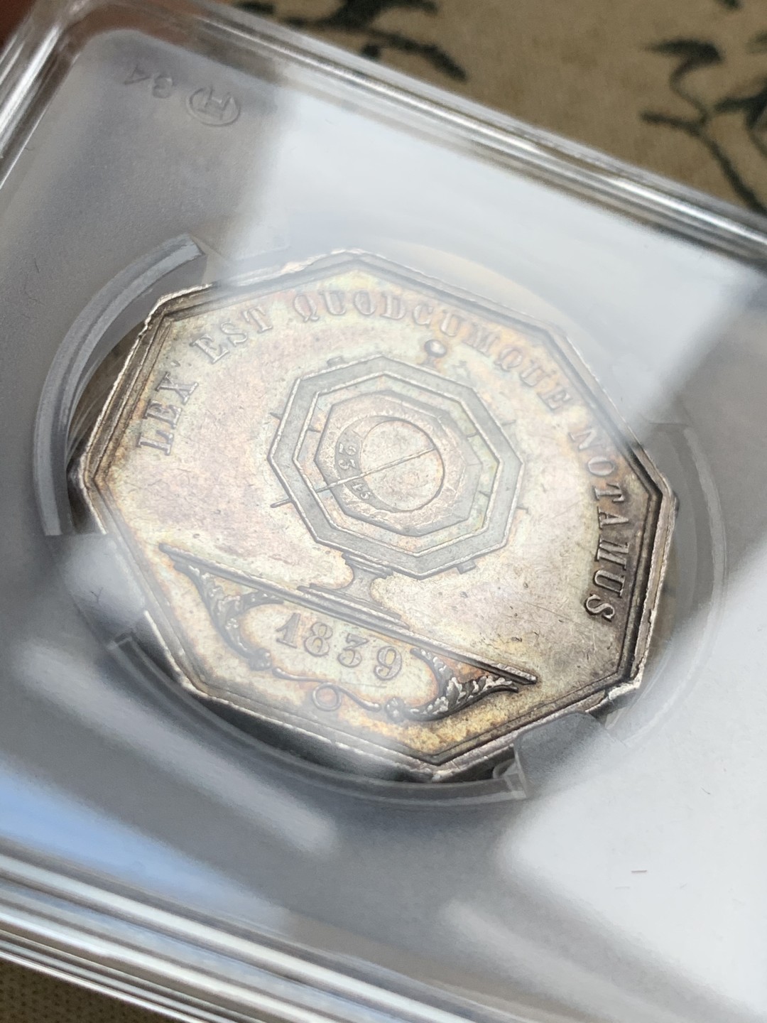 《竞宝斋》第52场-本周日，周一2场连拍（全场不限金额包邮） 1839年 法国里昂公证处八角银章。    重量：14.7克。   边铭：蜜蜂➕银标