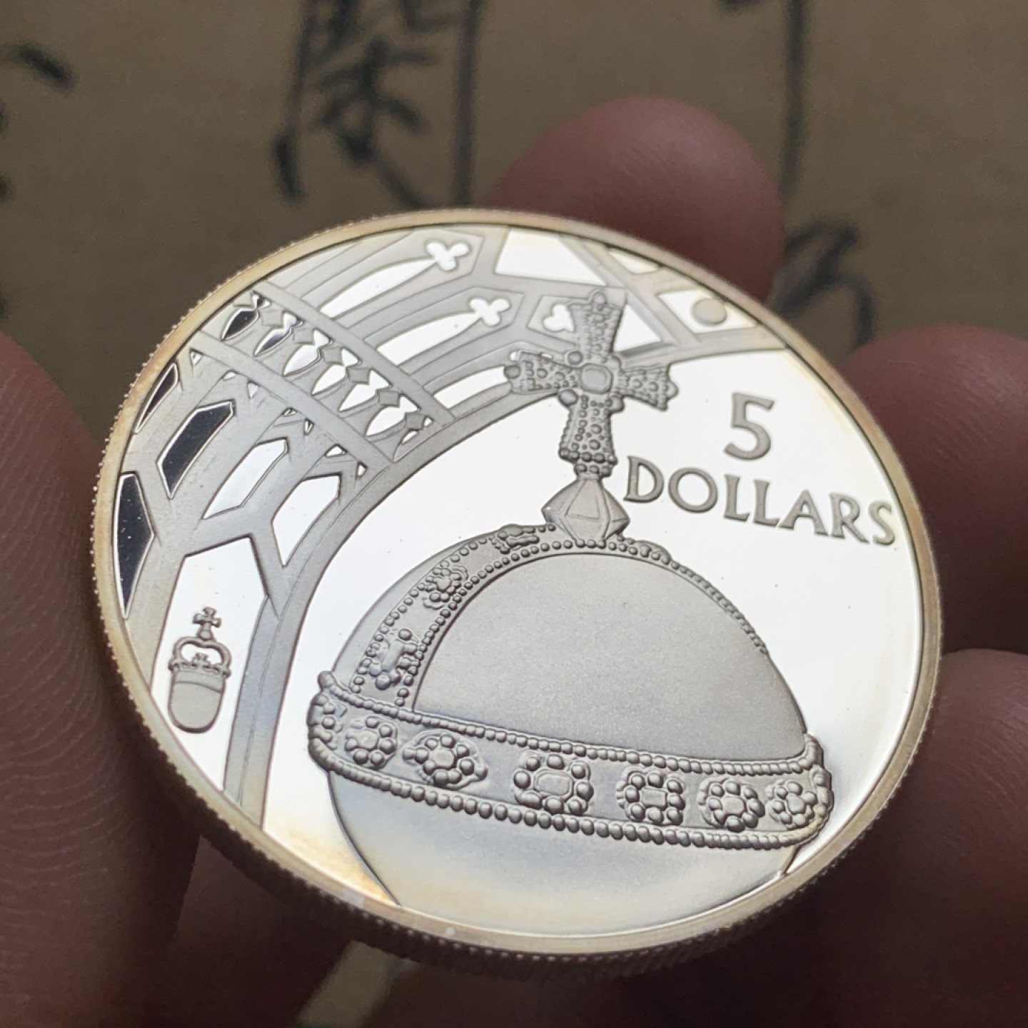 《竞宝斋》第52场-本周日，周一2场连拍（全场不限金额包邮） PF级 所罗门群岛2002克朗型纪念5元镀金银币 英国皇家铸币厂铸造 十字圣球（又名王权宝球）图案，中世纪以来基督教国家的王权标志 完美品相