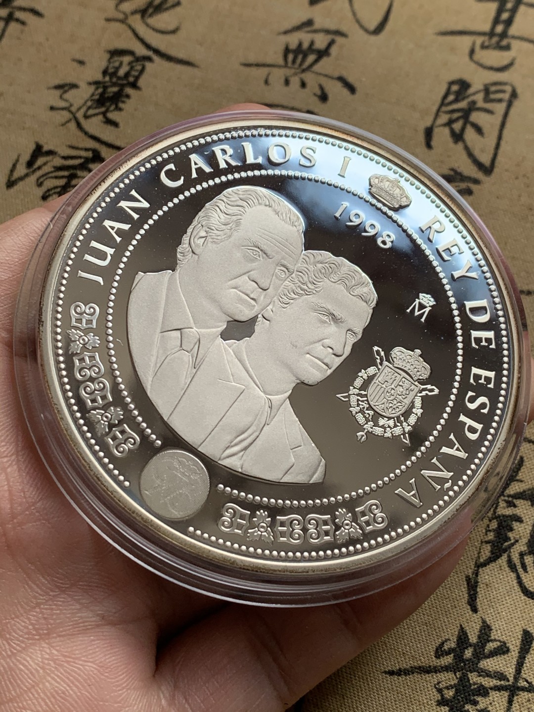 《竞宝斋》第52场-本周日，周一2场连拍（全场不限金额包邮） 原木盒装 西班牙 1999年 波旁王朝全家福 一组四枚2000和10000比塞塔银币 