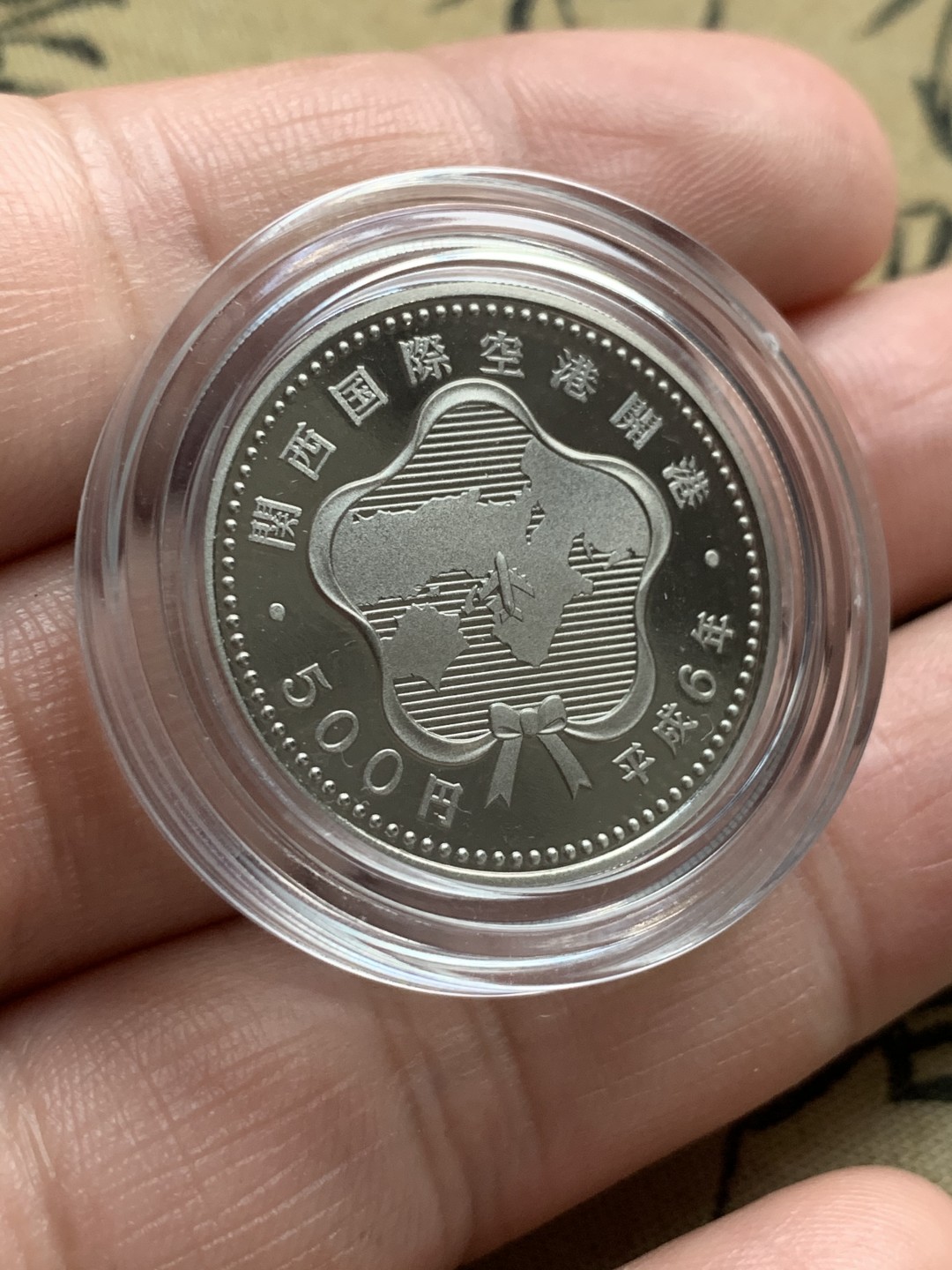 《竞宝斋》第52场-本周日，周一2场连拍（全场不限金额包邮） 原盒证齐全品 日本关西国际空港开港纪念 500日元精制纪念币  造币局说明书还在 少见