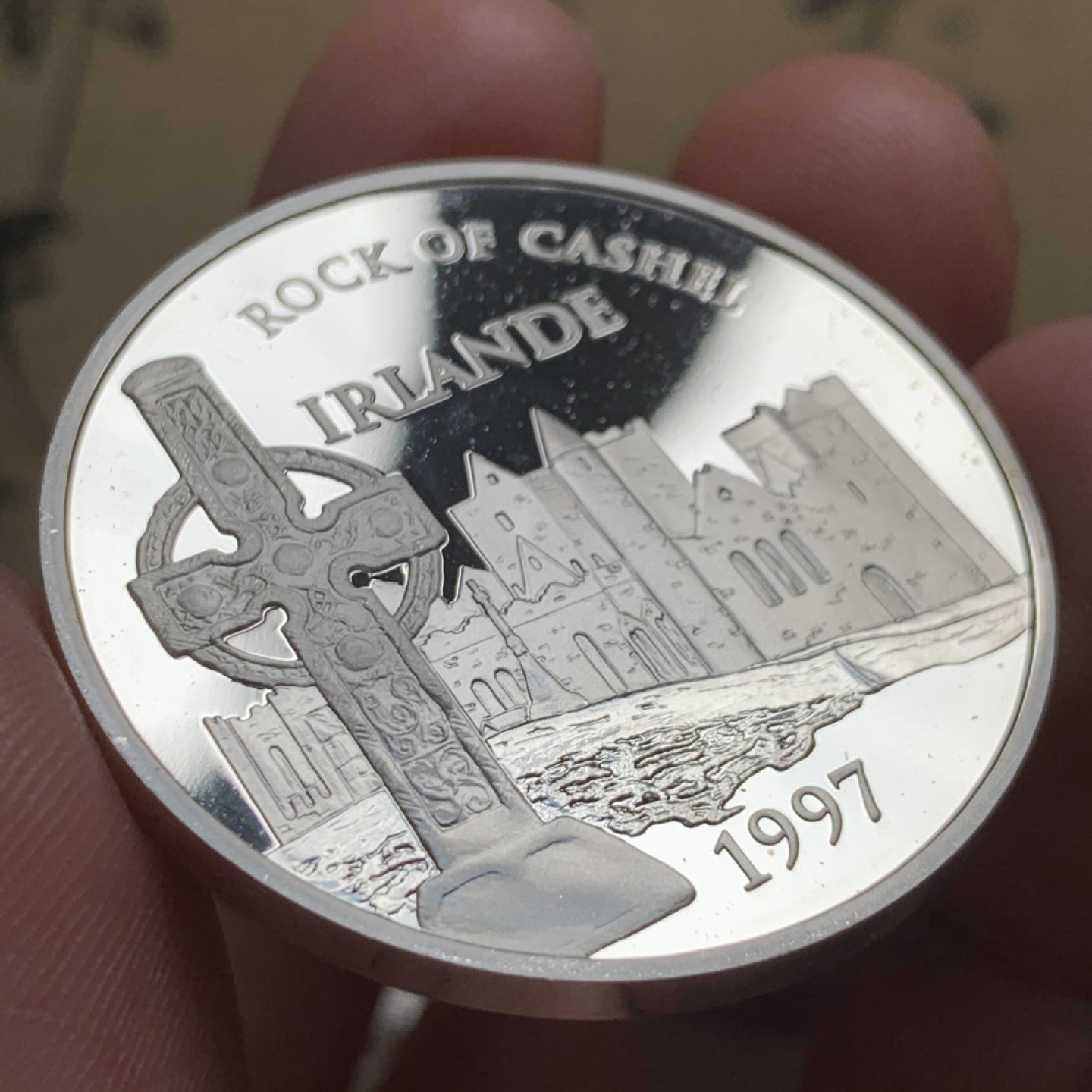 《竞宝斋》第52场-本周日，周一2场连拍（全场不限金额包邮） PF级 【钱币上的旅行】法国1997年15欧元（100法郎）双面值纪念银币 背面图案为爱尔兰凯袖宫（明斯特王朝的王宫）因其对凯尔特艺术卓越收藏品及其独特的中世纪建筑风格而享誉欧洲