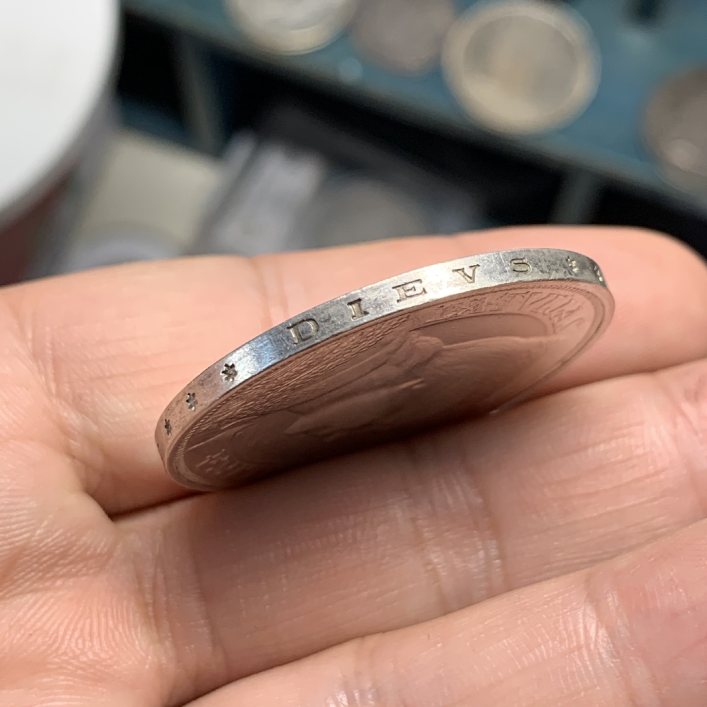 《竞宝斋》第52场-本周日，周一2场连拍（全场不限金额包邮） 1931年拉脱维亚少女银币、重量25g、底光十足、5拉特