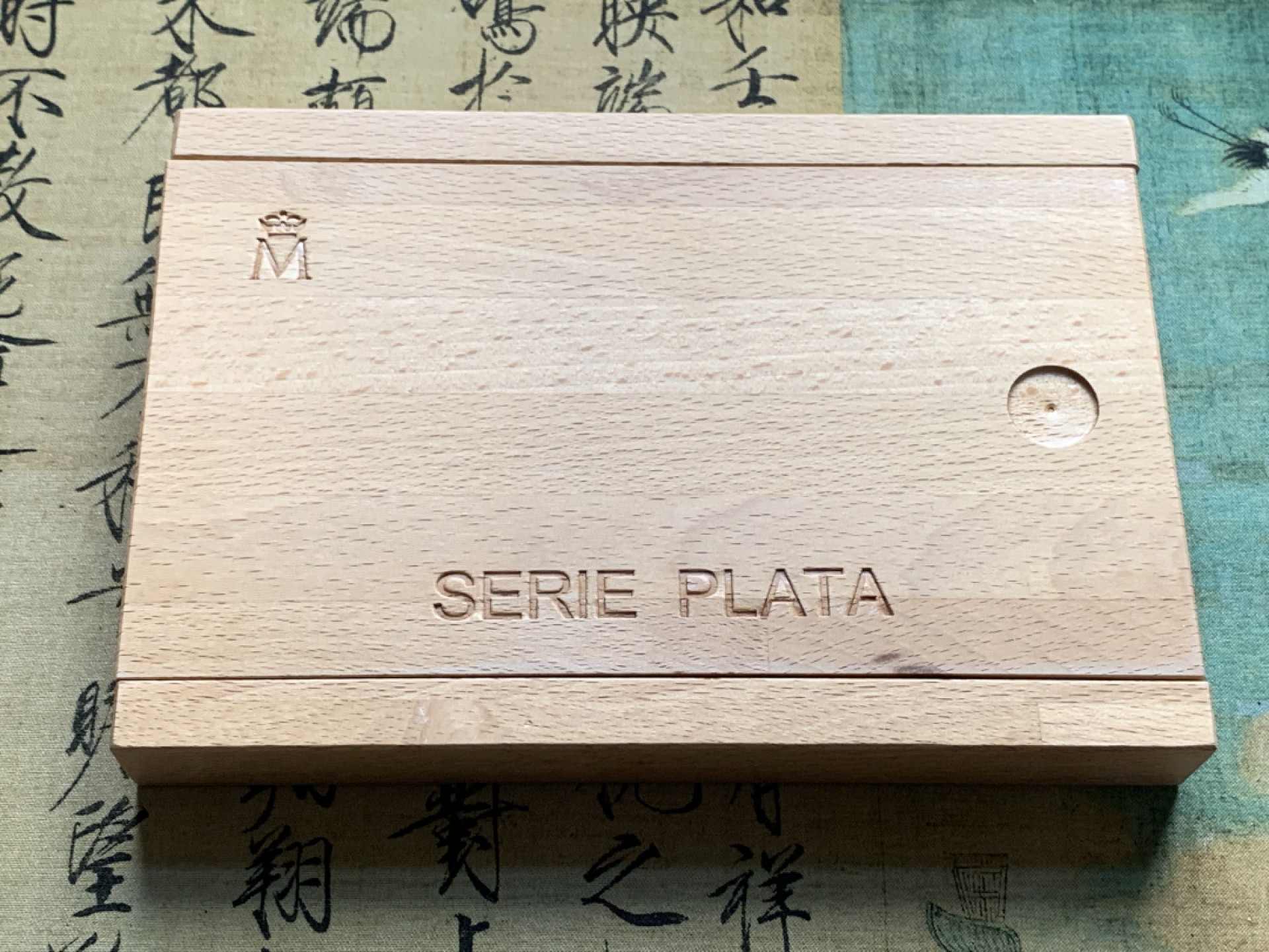 《竞宝斋》第52场-本周日，周一2场连拍（全场不限金额包邮） 原木盒装 西班牙 1999年 波旁王朝全家福 一组四枚2000和10000比塞塔银币 