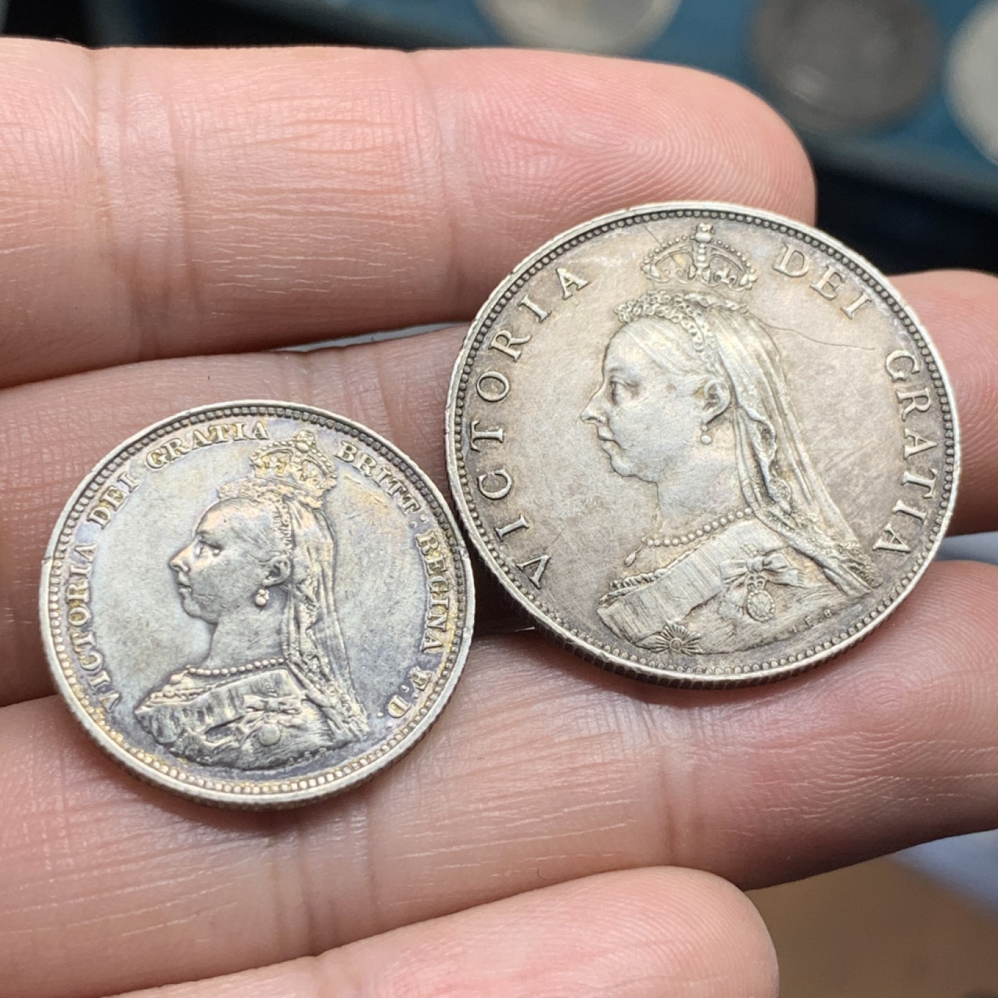 《竞宝斋》第52场-本周日，周一2场连拍（全场不限金额包邮） 英国1887年维多利亚女王老包浆一弗洛林 一先令银币一对