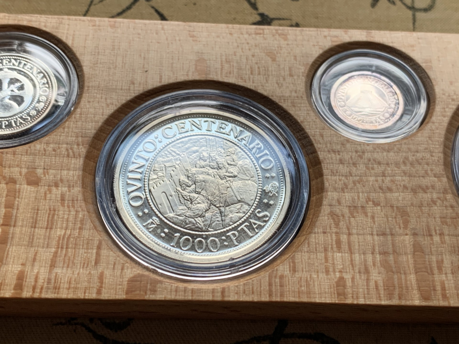 《竞宝斋》第52场-本周日，周一2场连拍（全场不限金额包邮） 原木盒证书 西班牙 1989年 五百周年纪念 5枚套装 精制银币