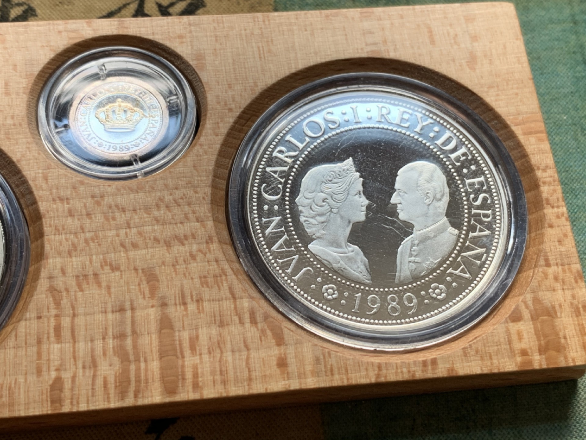 《竞宝斋》第52场-本周日，周一2场连拍（全场不限金额包邮） 原木盒证书 西班牙 1989年 五百周年纪念 5枚套装 精制银币