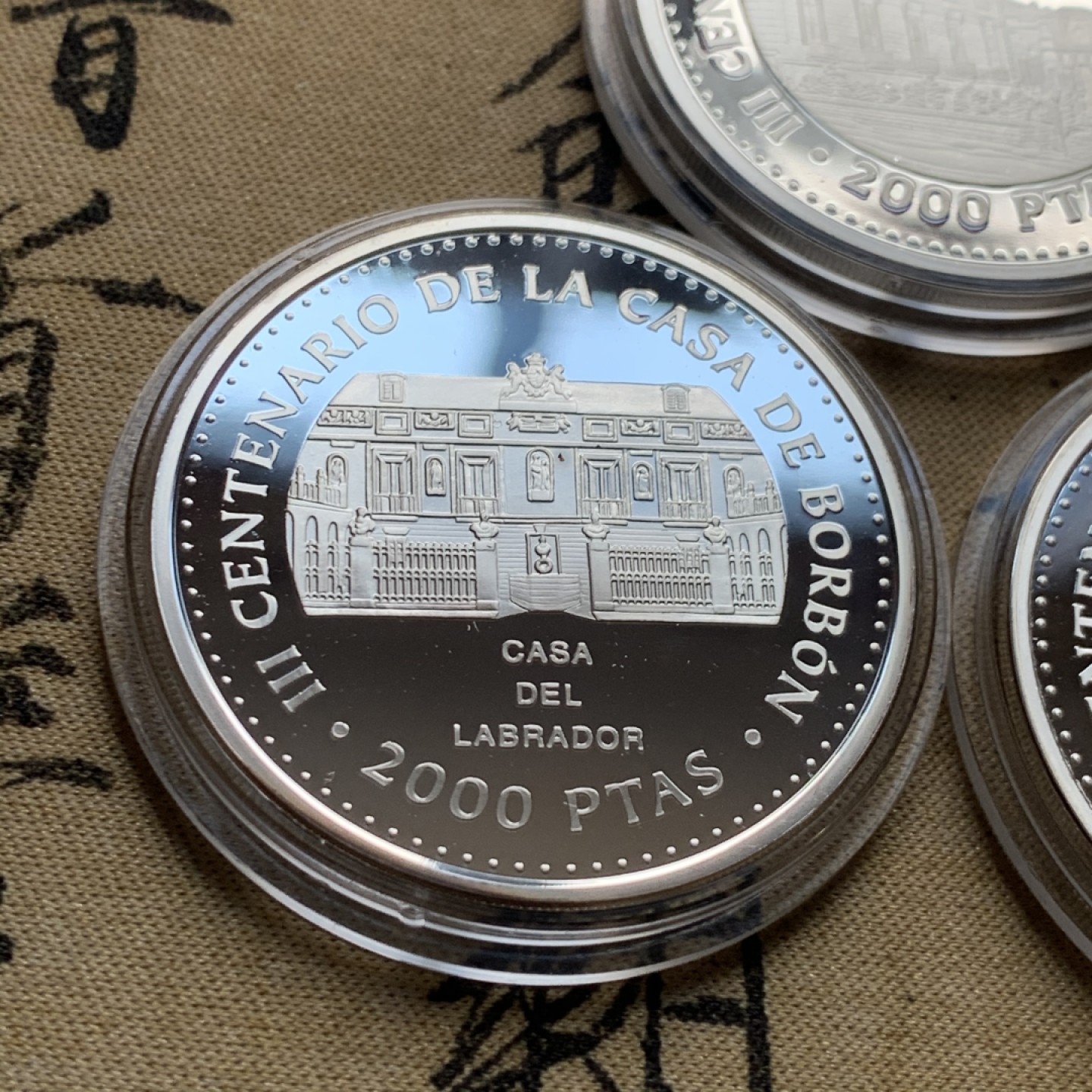 《竞宝斋》第52场-本周日，周一2场连拍（全场不限金额包邮） 原木盒装 西班牙 1999年 波旁王朝全家福 一组四枚2000和10000比塞塔银币 