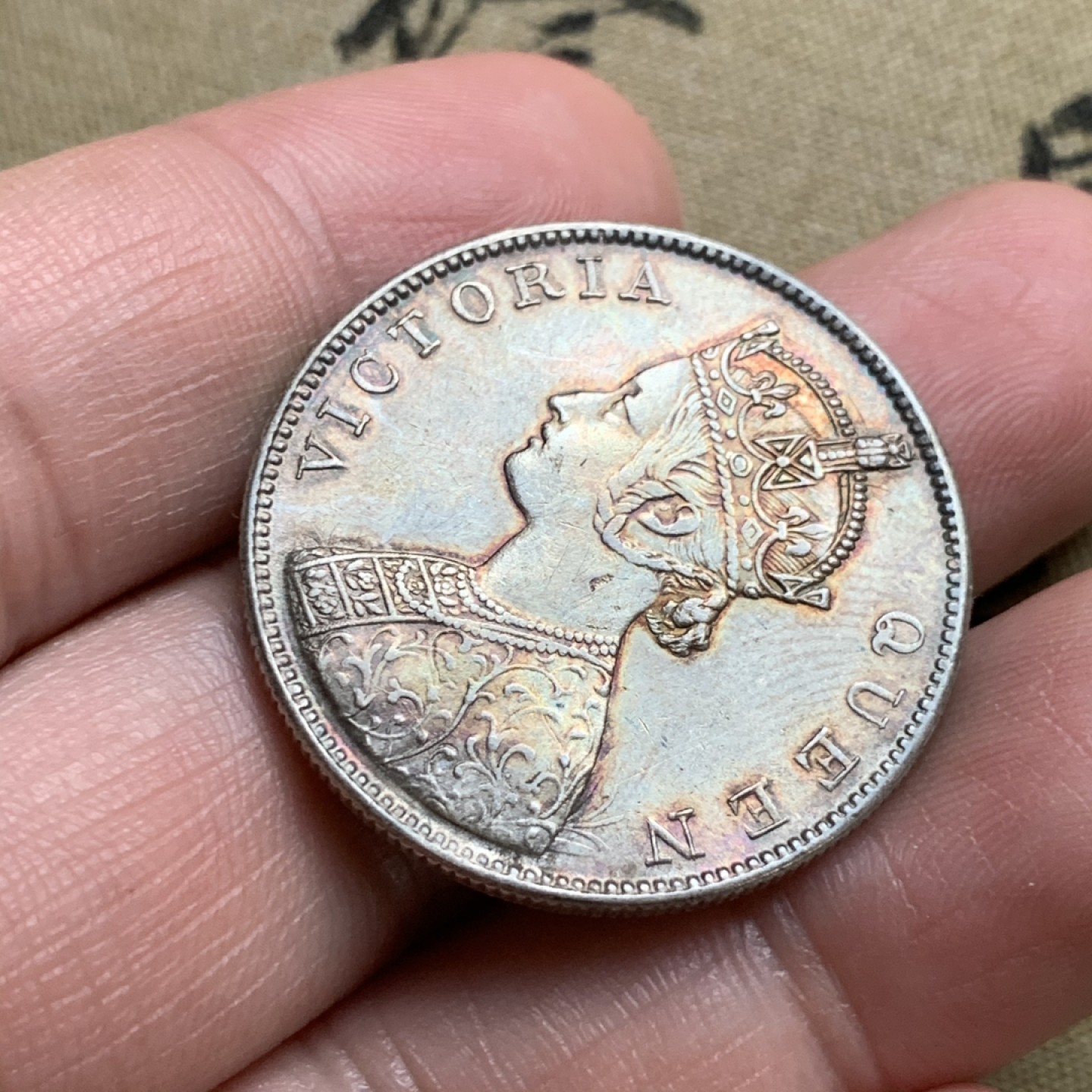 《竞宝斋》第52场-本周日，周一2场连拍（全场不限金额包邮） 好品 英国 1862年 1卢比 维多利亚印度卢比女王版 银币 人像细节完美 五彩包浆 原味未下水