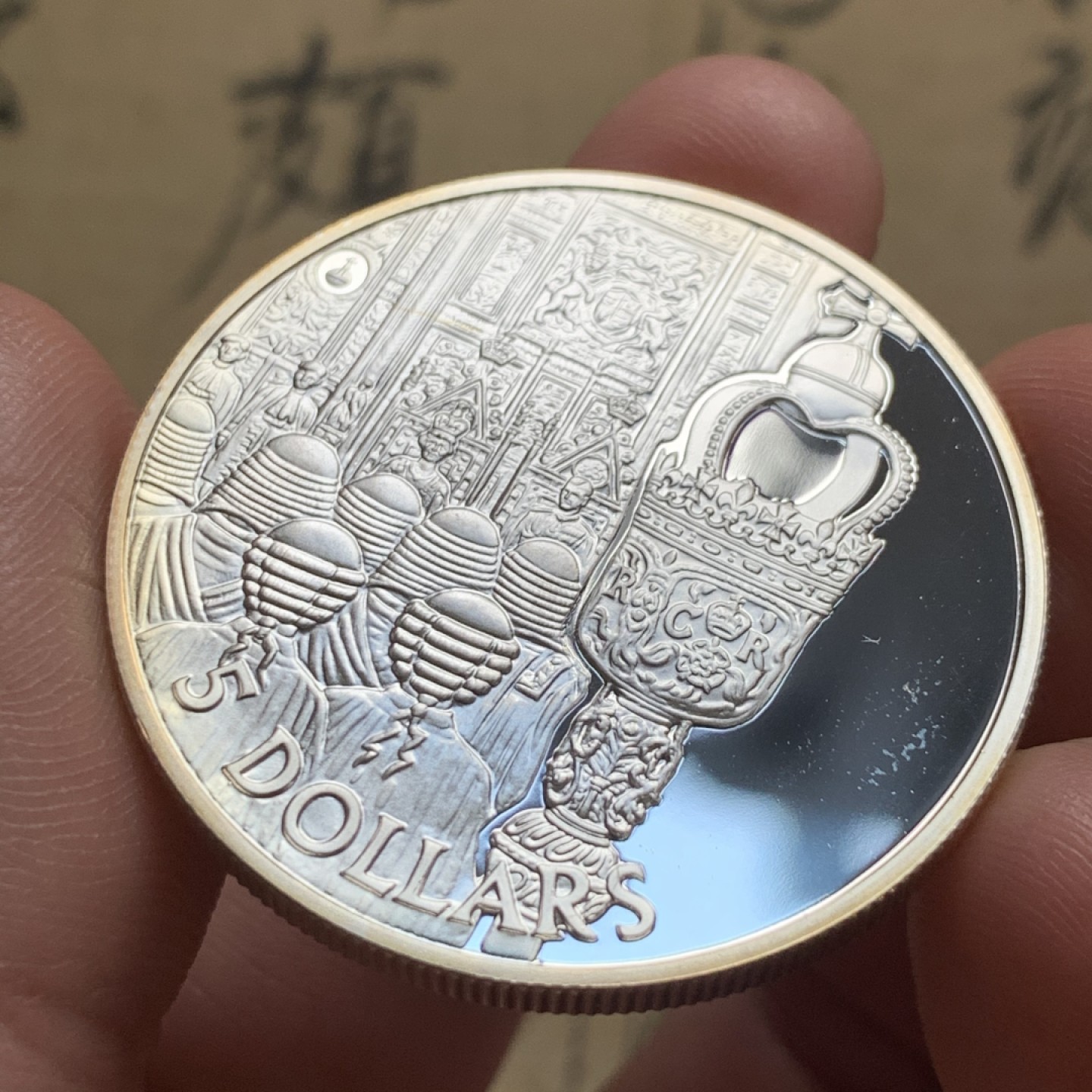 《竞宝斋》第52场-本周日，周一2场连拍（全场不限金额包邮） PF级 所罗门群岛2002克朗型5元镀金银币 议会开幕典礼 完美品相 