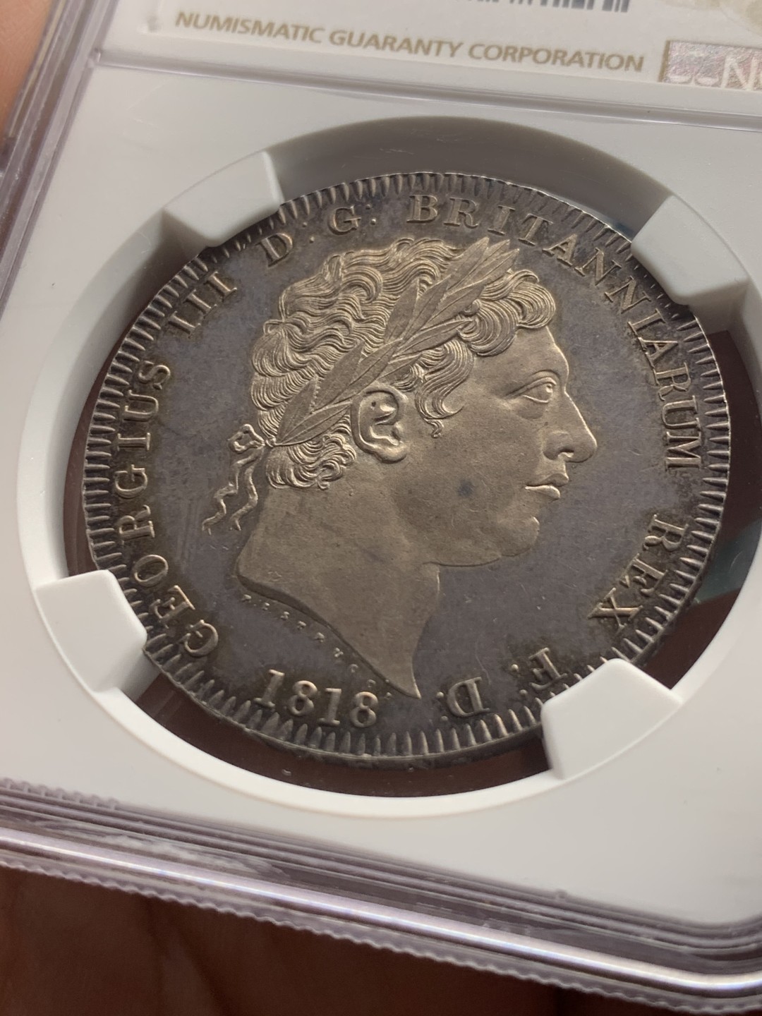 NGC MS63 1818年英国乔治三世马剑克朗 镜面底板，紫罗兰色包浆，最早的马剑克朗
