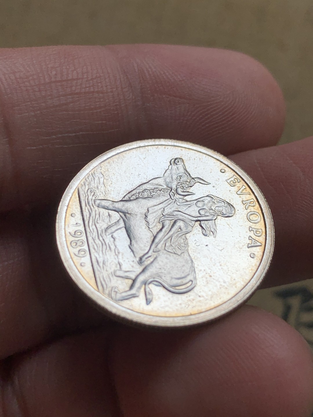 《竞宝斋》第52场-本周日，周一2场连拍（全场不限金额包邮） 原盒证书 西班牙1989年 骑牛 1埃古 6.72克 银币