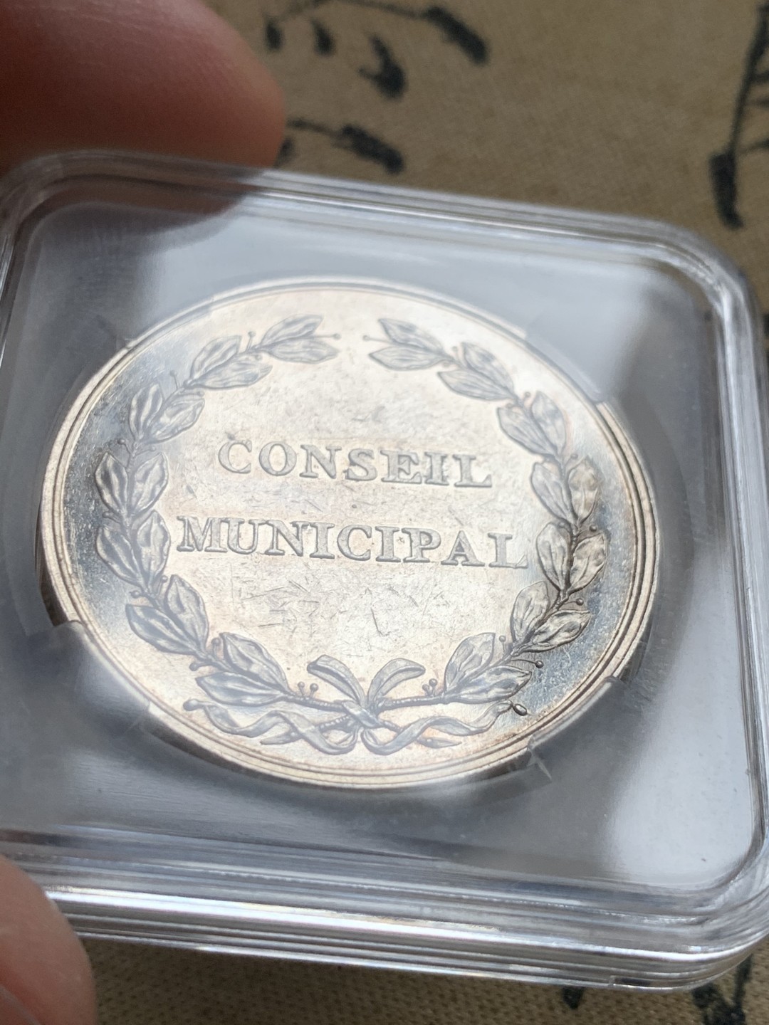 《竞宝斋》第52场-本周日，周一2场连拍（全场不限金额包邮） 1897～1920年间法国苏瓦松市议会银章。    重量：15.2克。     直径：32毫米