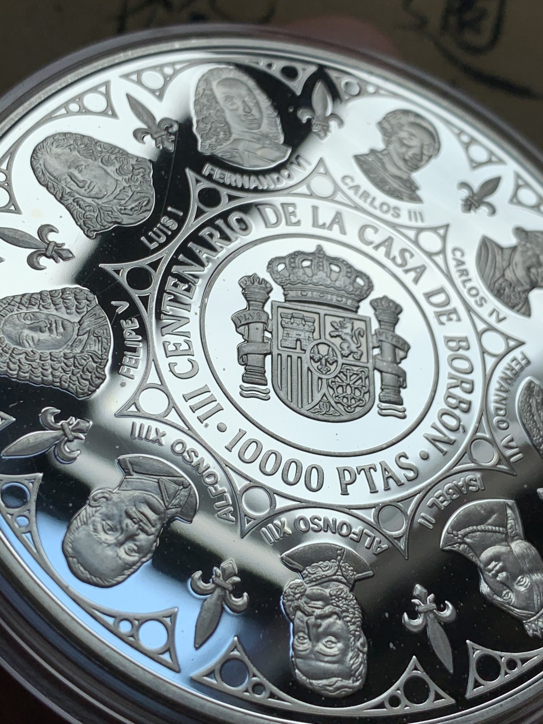 《竞宝斋》第52场-本周日，周一2场连拍（全场不限金额包邮） 原木盒装 西班牙 1999年 波旁王朝全家福 一组四枚2000和10000比塞塔银币 