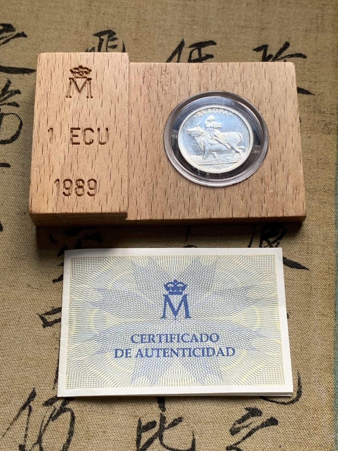 《竞宝斋》第52场-本周日，周一2场连拍（全场不限金额包邮） 原盒证书 西班牙1989年 骑牛 1埃古 6.72克 银币