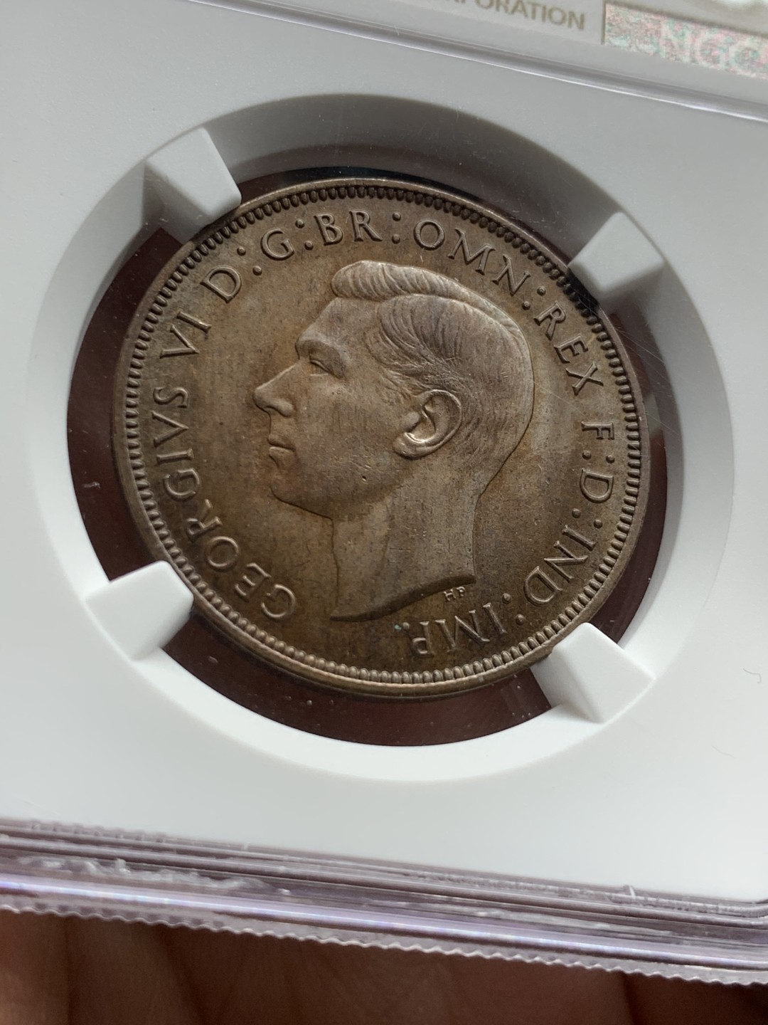 《竞宝斋》第52场-本周日，周一2场连拍（全场不限金额包邮） NGC MS65BN 英国1945年乔治六世便士 高分少见 完美诠释巧克力包浆