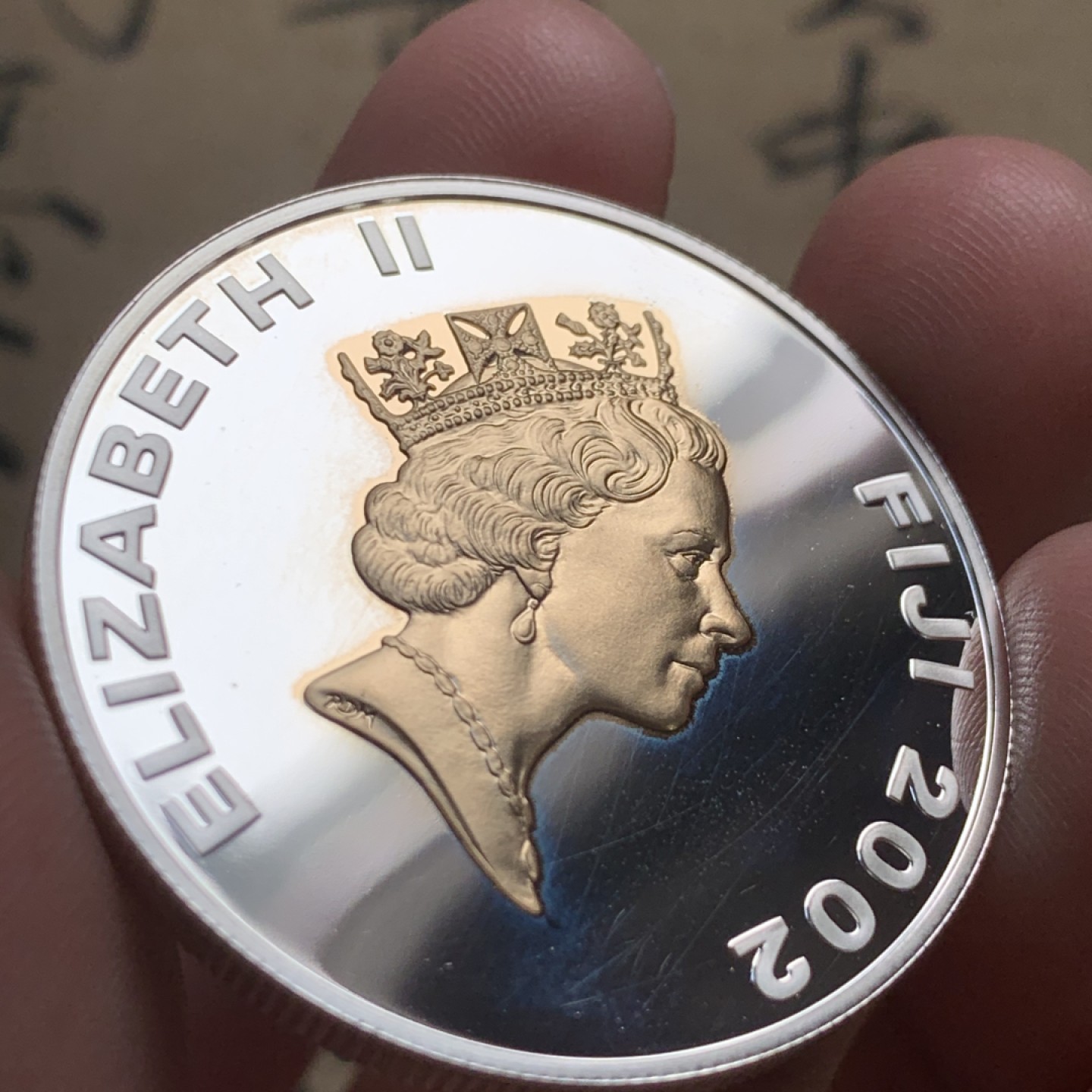 《竞宝斋》第52场-本周日，周一2场连拍（全场不限金额包邮） PF级 斐济 2002年克朗型10元镀金银币 英国皇家铸币厂铸造 纪念1953年6月2日英女王于西敏寺登基加冕典礼 英系题材 典藏佳品