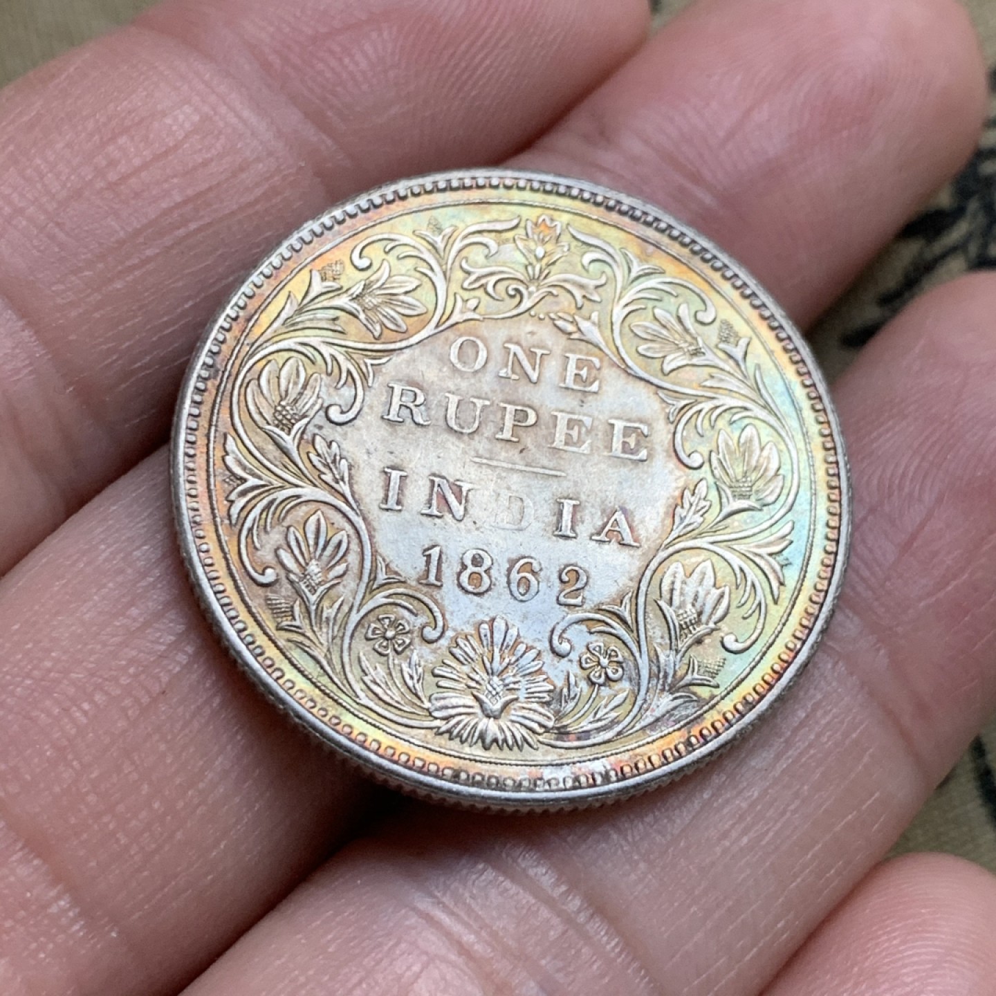 《竞宝斋》第52场-本周日，周一2场连拍（全场不限金额包邮） 好品 英国 1862年 1卢比 维多利亚印度卢比女王版 银币 人像细节完美 五彩包浆 原味未下水